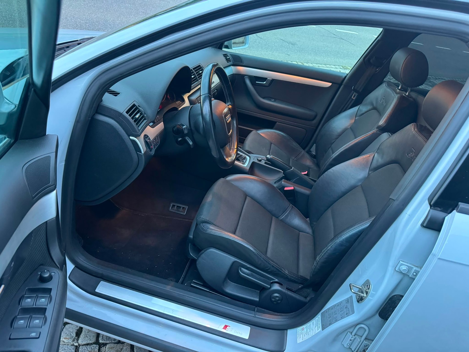 AUDI A4 Avant 2.0 Turbo FSI quattro-image-11