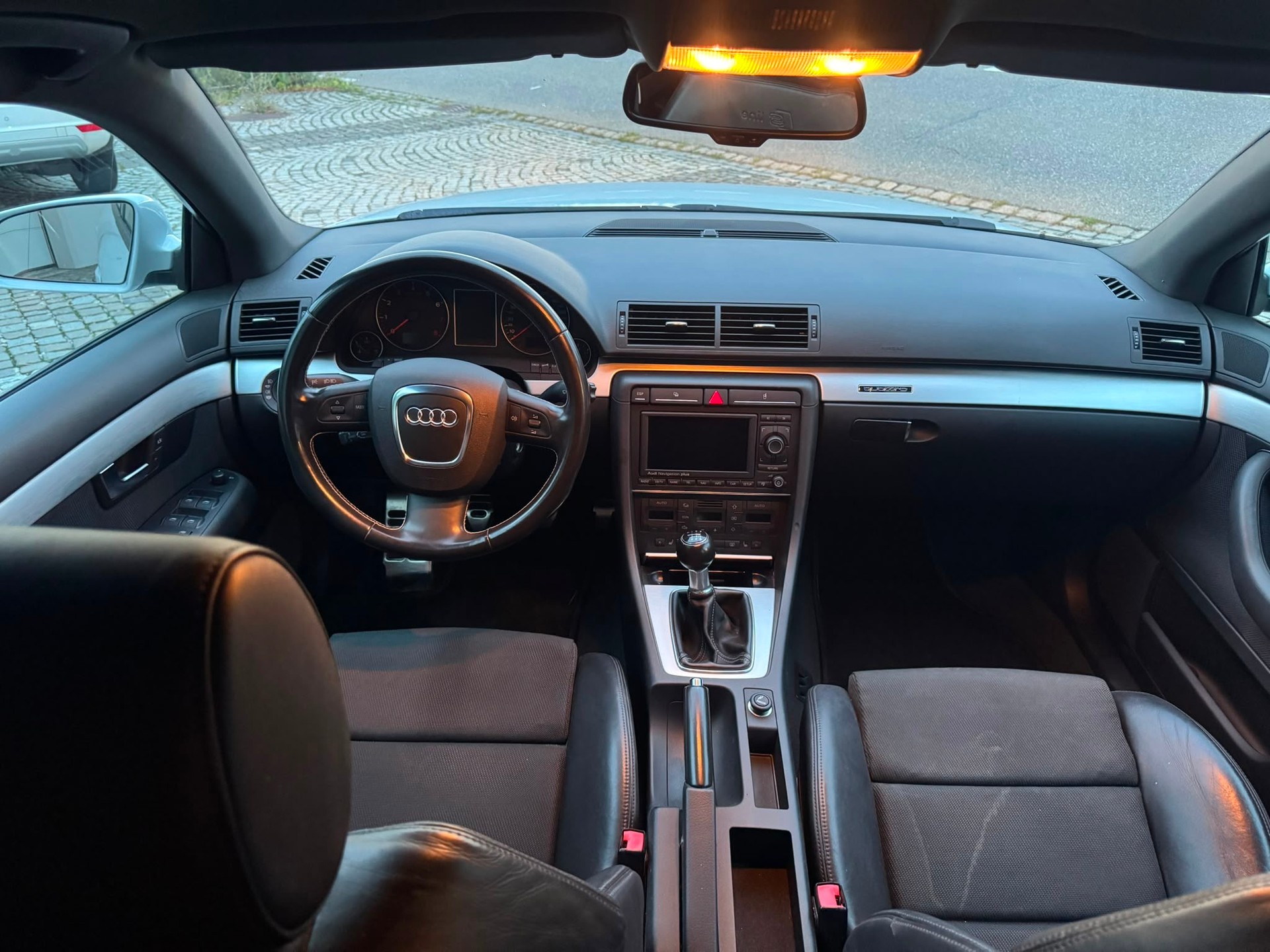 AUDI A4 Avant 2.0 Turbo FSI quattro-image-9