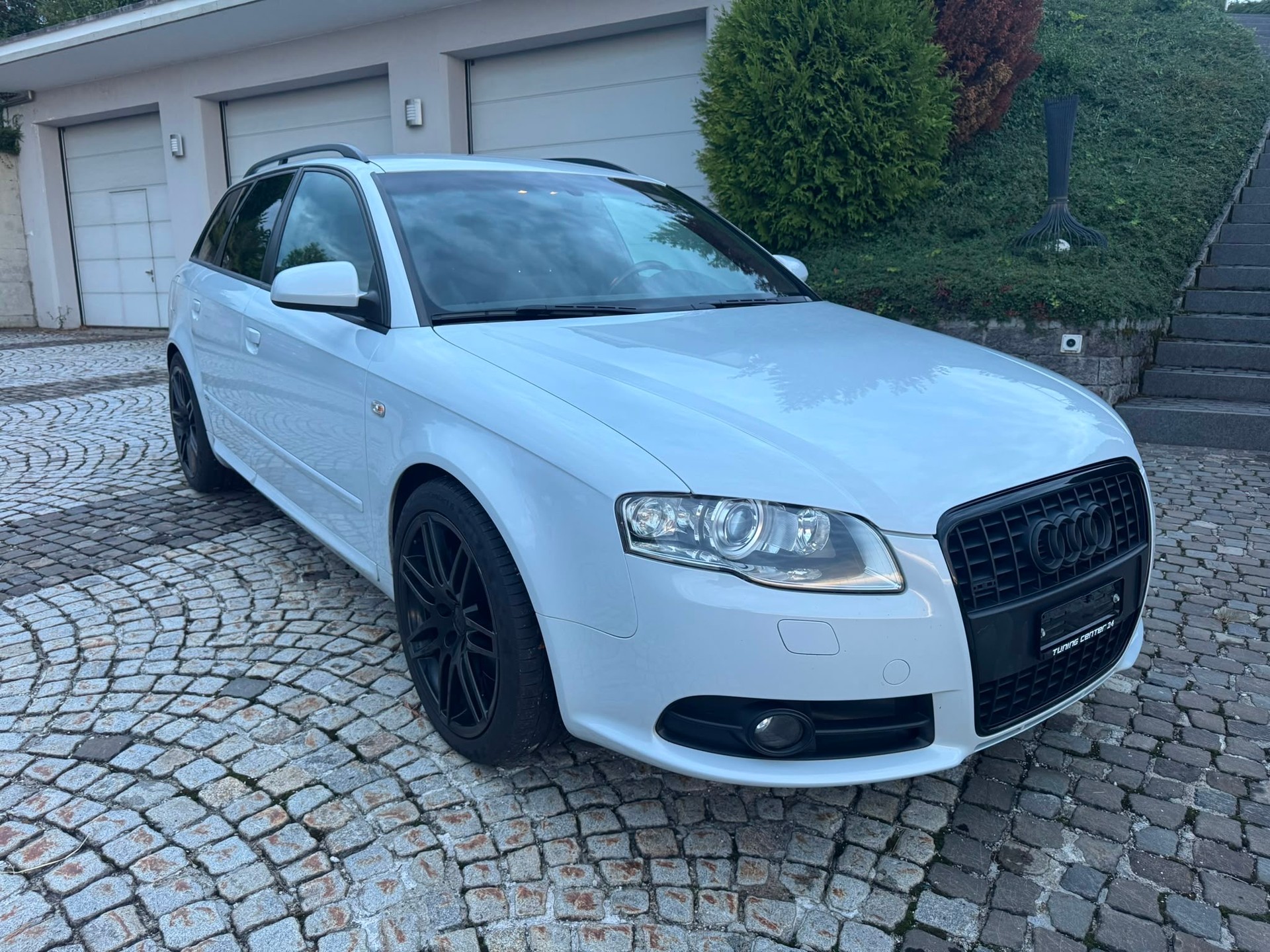 AUDI A4 Avant 2.0 Turbo FSI quattro-image-0