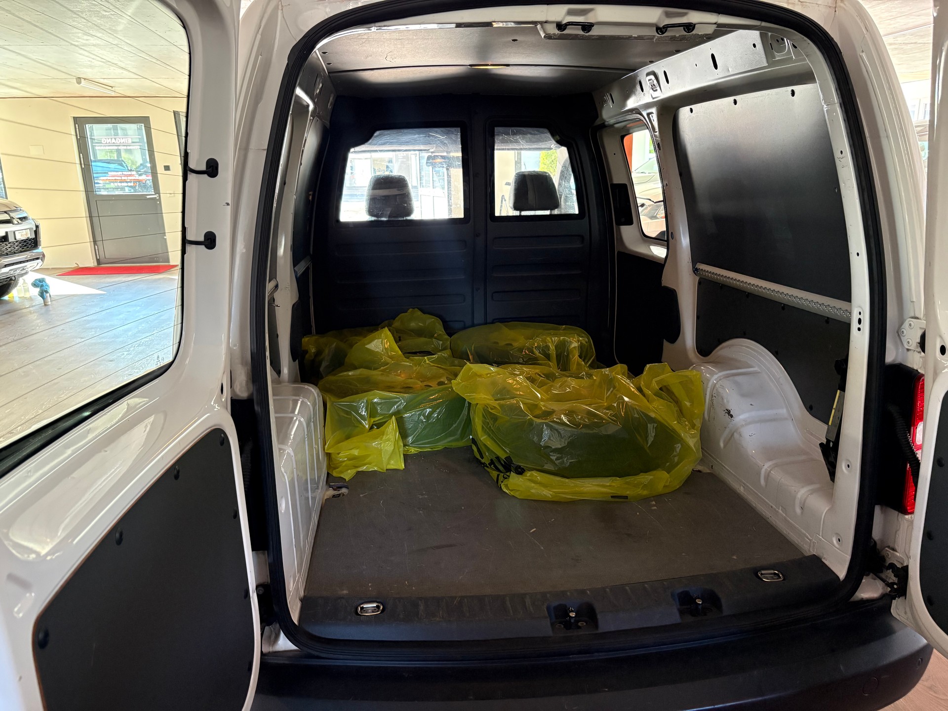 VW Caddy Maxi 2.0 TDI-image-12