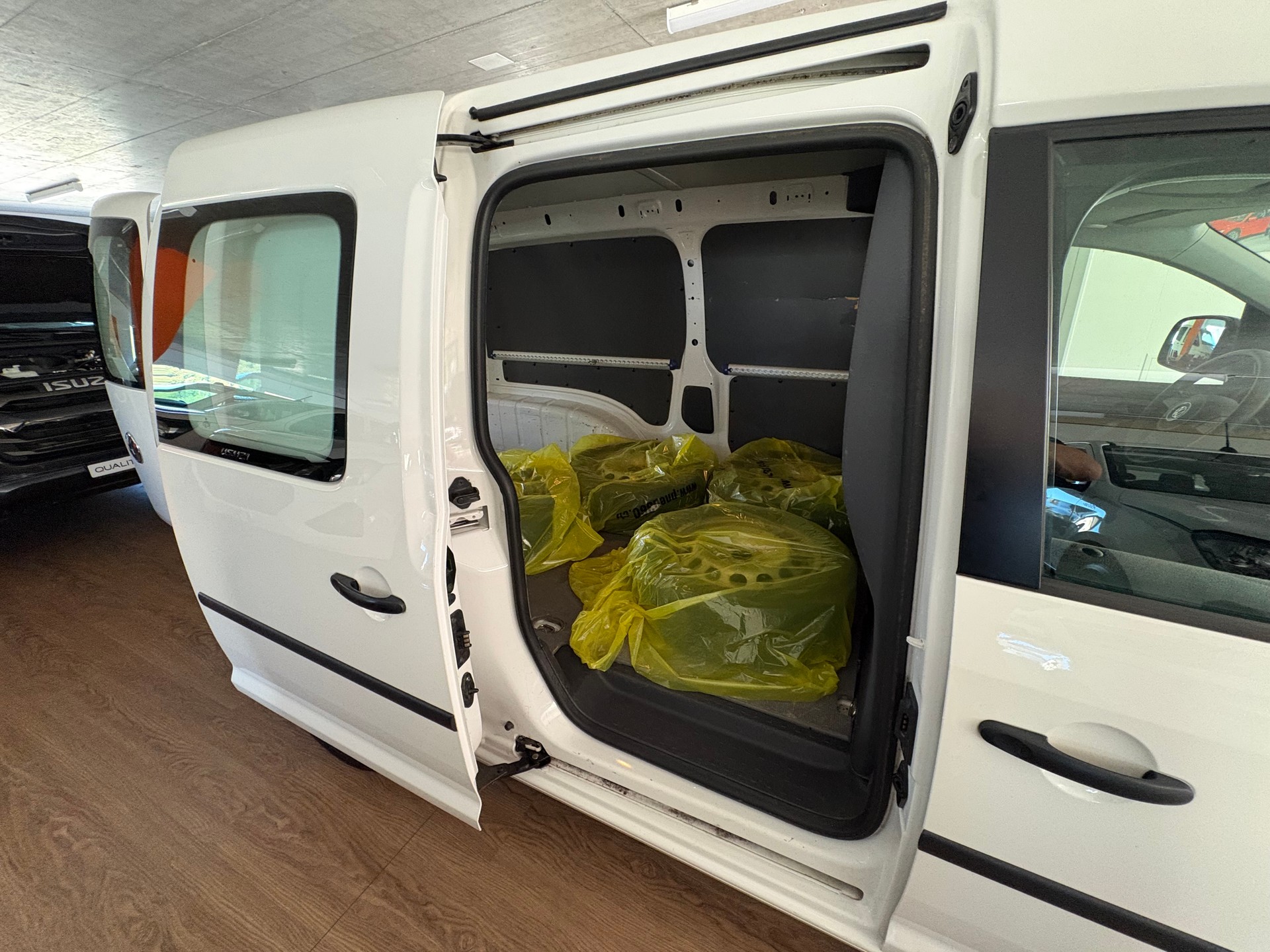VW Caddy Maxi 2.0 TDI-image-11