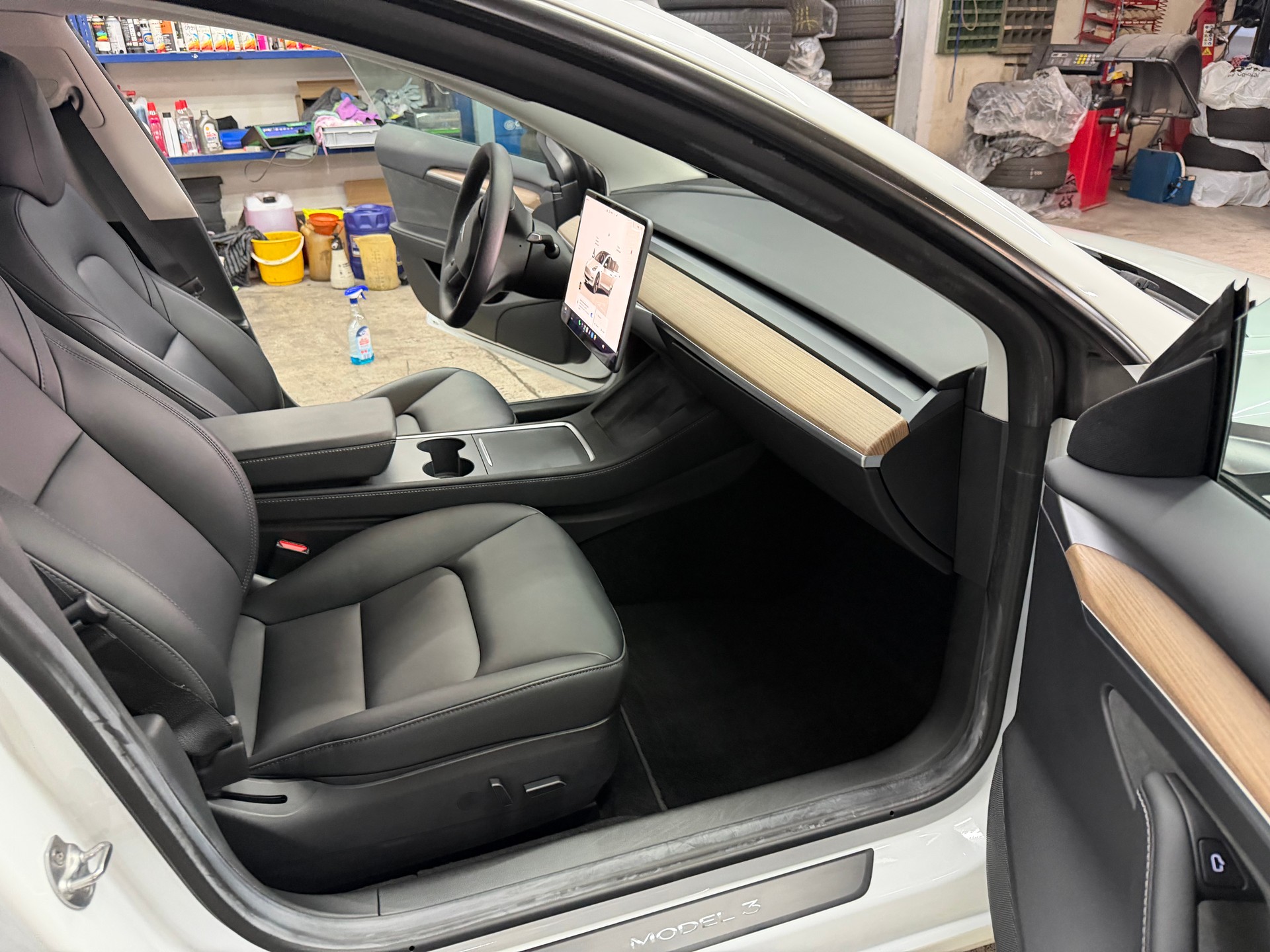 TESLA Model 3-image-9