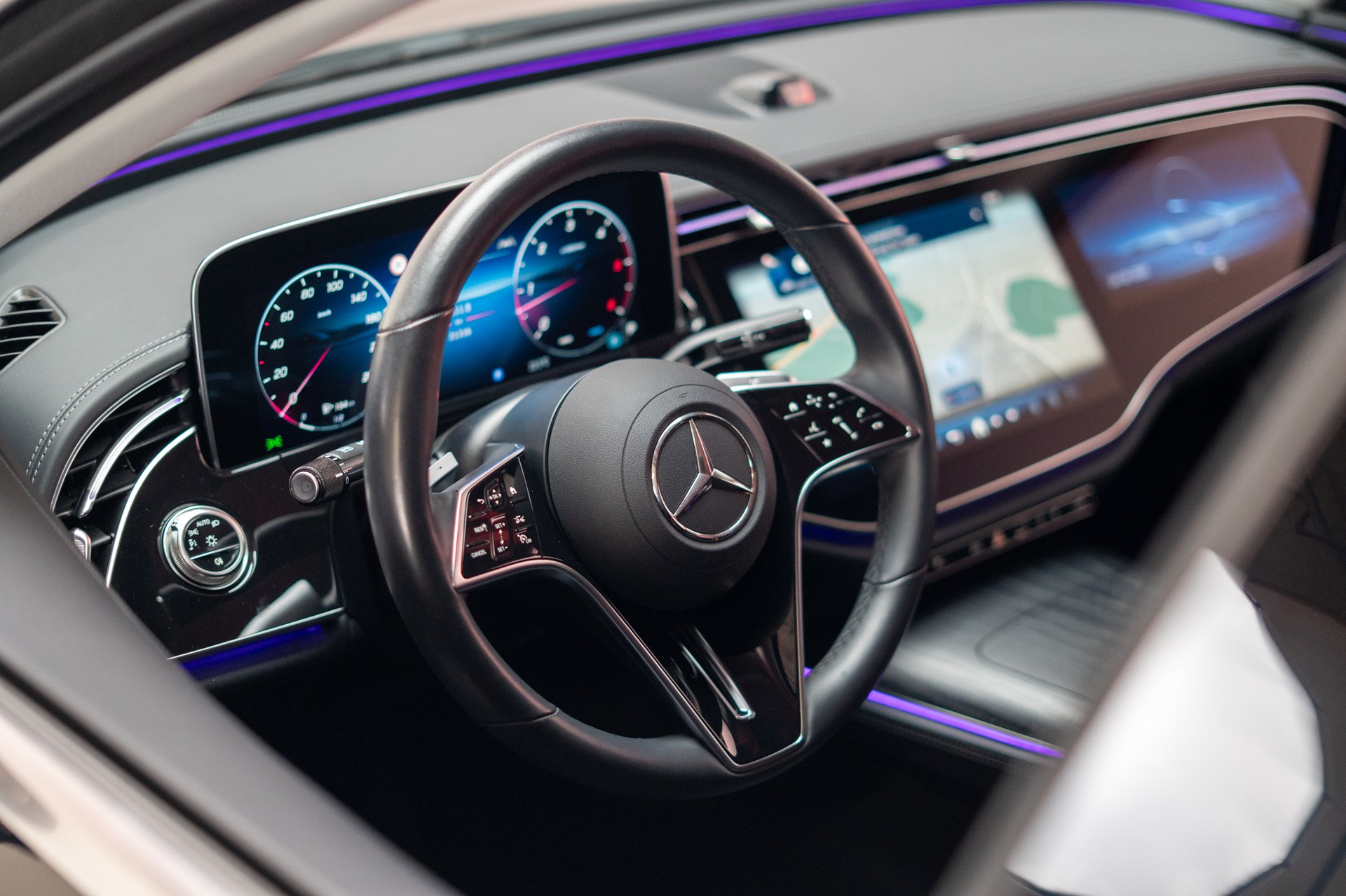 MERCEDES-BENZ E 220 d Avantgarde / MBUX Superscreen / Sitzheizung / 360° Kamera-image-11