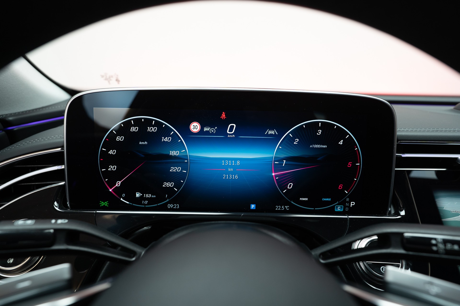 MERCEDES-BENZ E 220 d Avantgarde / MBUX Superscreen / Sitzheizung / 360° Kamera-image-30