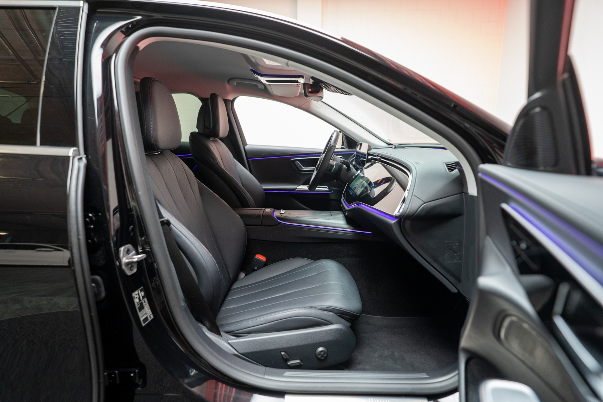 MERCEDES-BENZ E 220 d Avantgarde / MBUX Superscreen / Sitzheizung / 360° Kamera-image-17