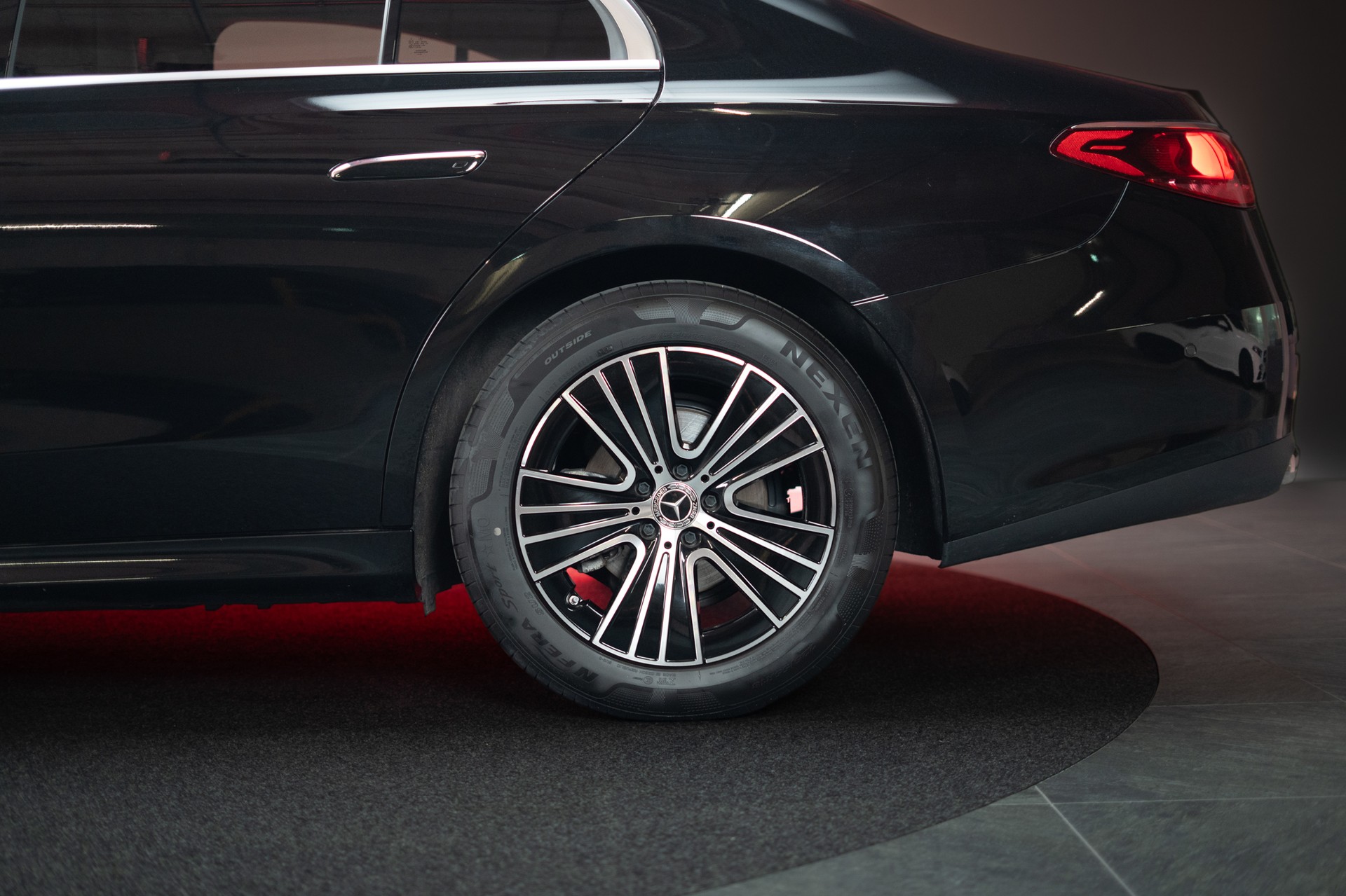 MERCEDES-BENZ E 220 d Avantgarde / MBUX Superscreen / Sitzheizung / 360° Kamera-image-10