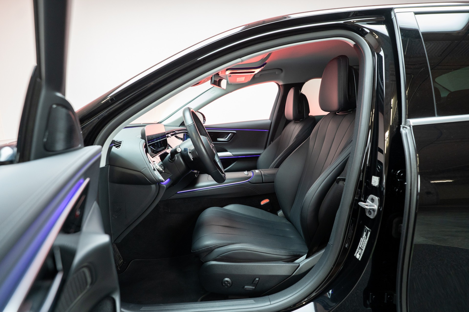 MERCEDES-BENZ E 220 d Avantgarde / MBUX Superscreen / Sitzheizung / 360° Kamera-image-13