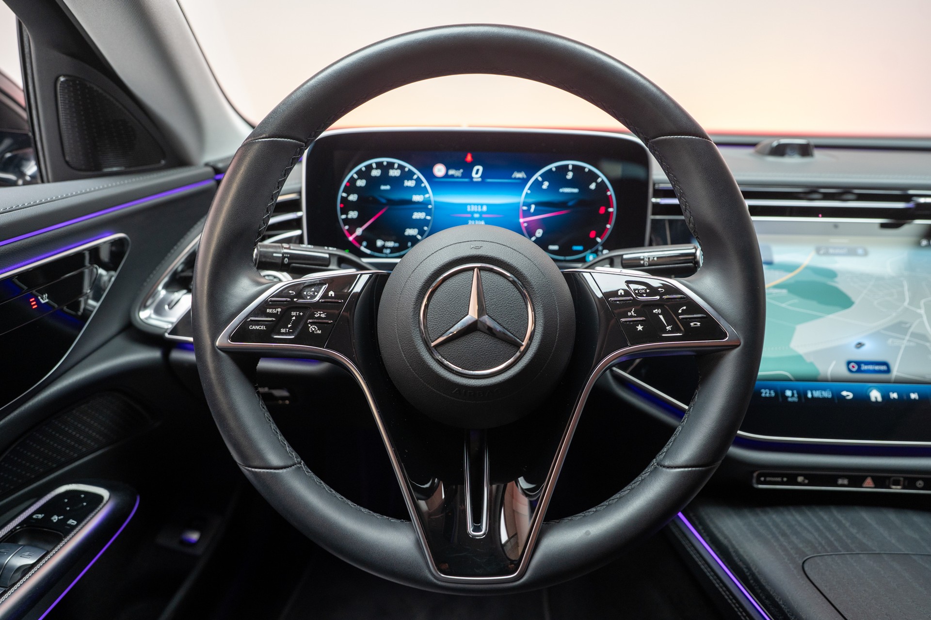 MERCEDES-BENZ E 220 d Avantgarde / MBUX Superscreen / Sitzheizung / 360° Kamera-image-19