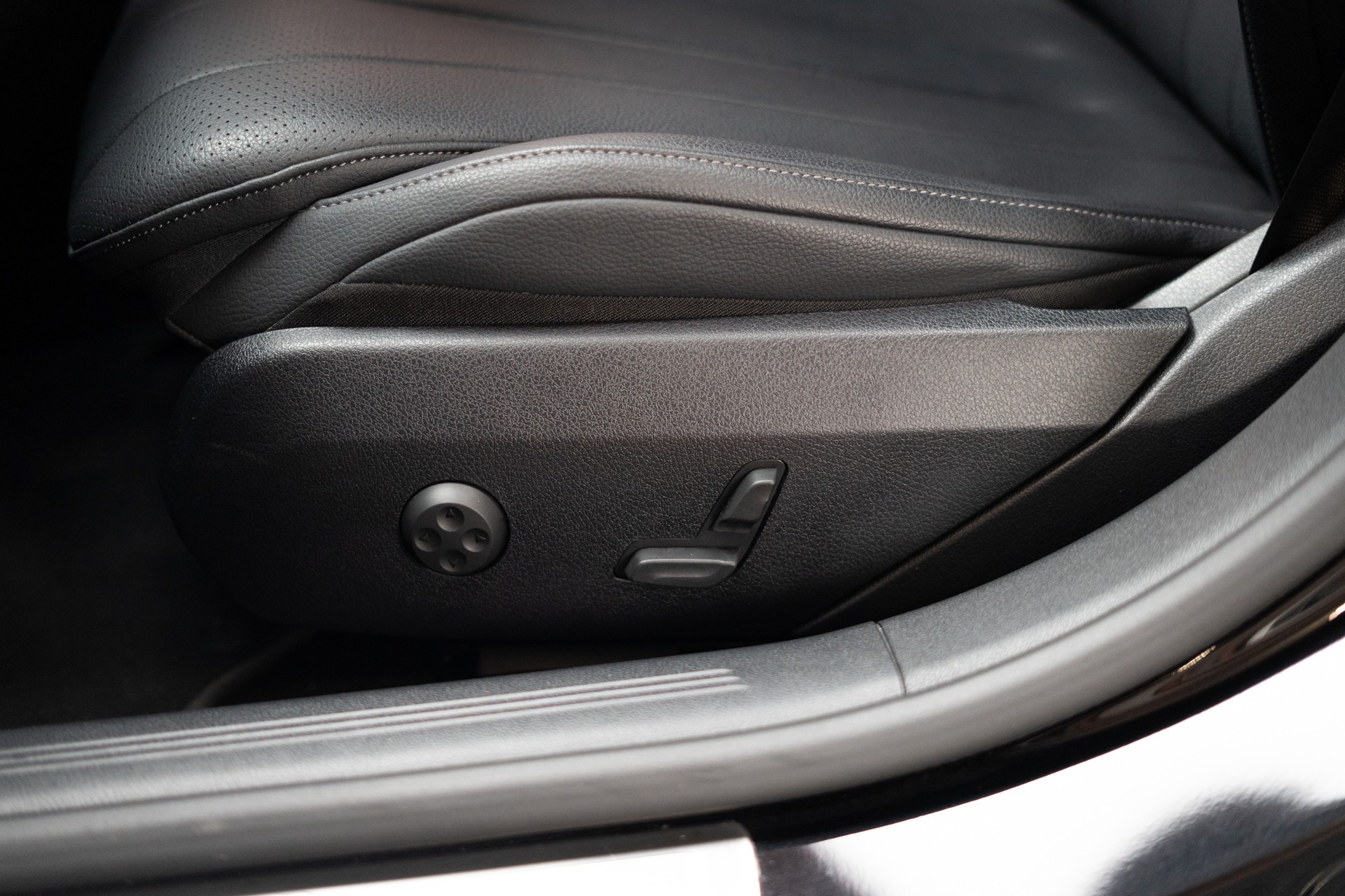 MERCEDES-BENZ E 220 d Avantgarde / MBUX Superscreen / Sitzheizung / 360° Kamera-image-14