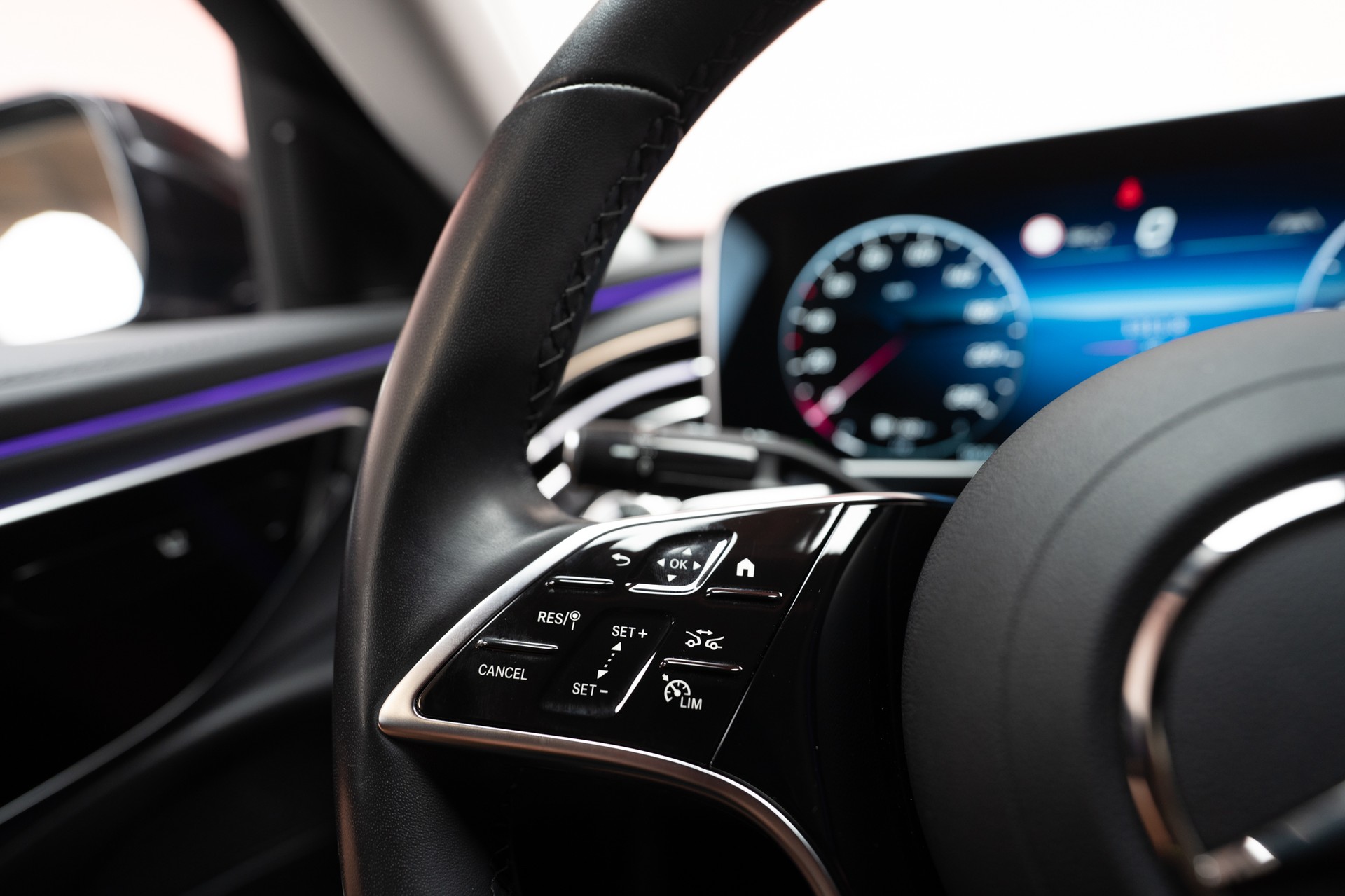 MERCEDES-BENZ E 220 d Avantgarde / MBUX Superscreen / Sitzheizung / 360° Kamera-image-31