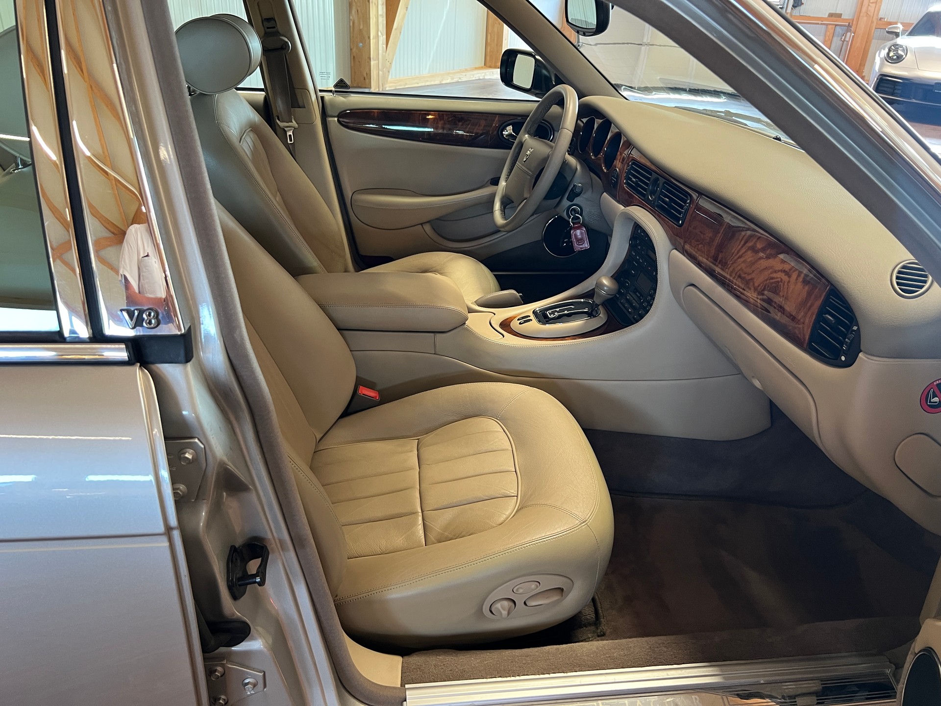 JAGUAR XJ 4.0 V8 Sovereign-image-10