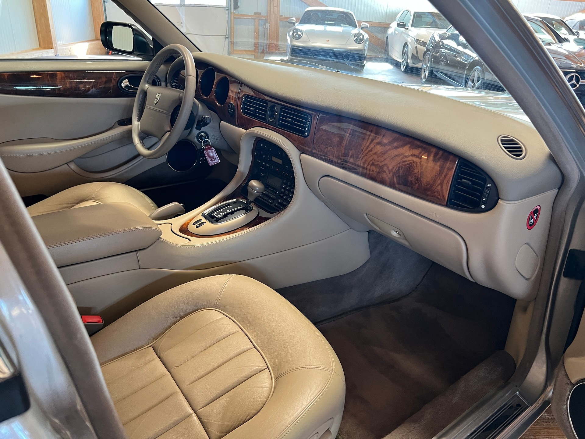 JAGUAR XJ 4.0 V8 Sovereign-image-11