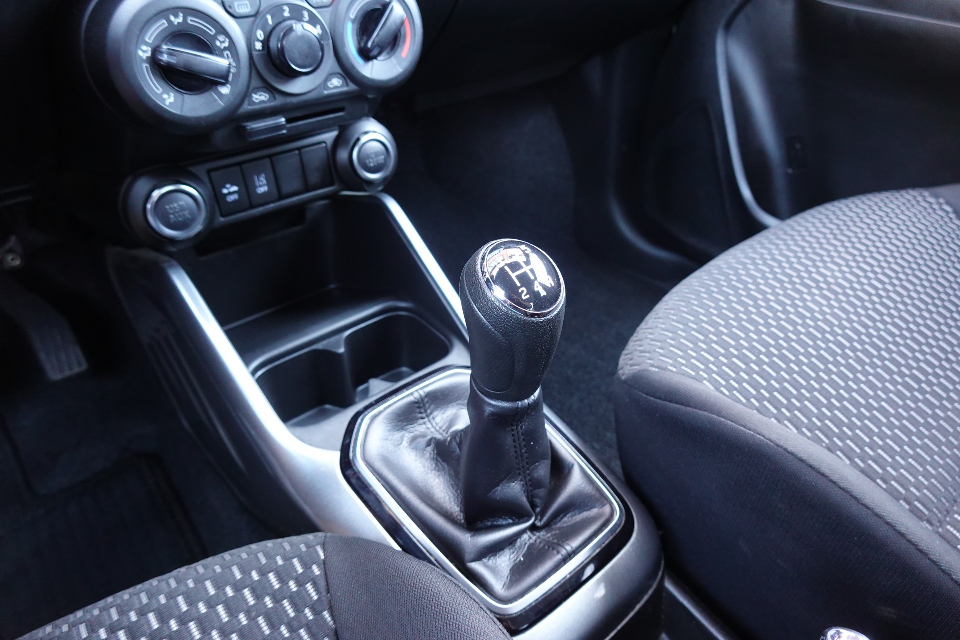 SUZUKI Ignis 1.2i Compact+ Hybrid "* CH Auto * 3 ans de G0arantie * Clim Auto * Caméra * Apple Car Play * Capteurs *"-image-17