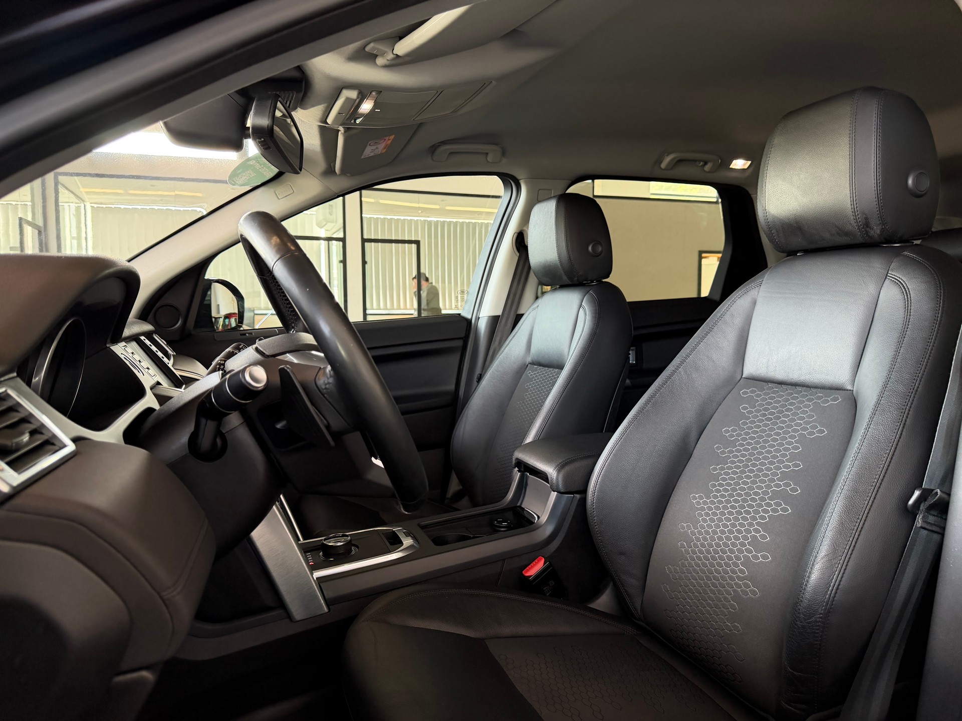 LAND ROVER Discovery Sport 2.0 Si4 HSE AT9 241 PS 4X4 * 7 PLÄTZER *-image-17