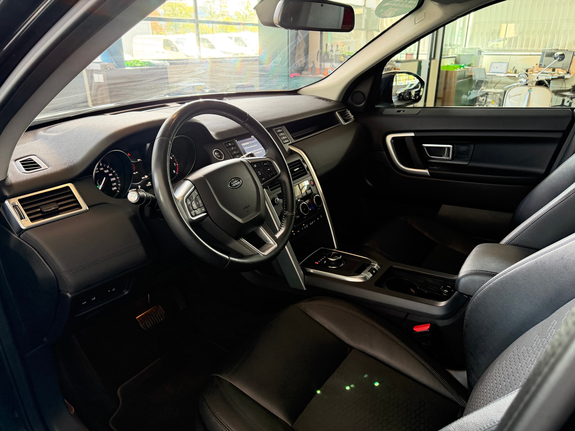 LAND ROVER Discovery Sport 2.0 Si4 HSE AT9 241 PS 4X4 * 7 PLÄTZER *-image-16
