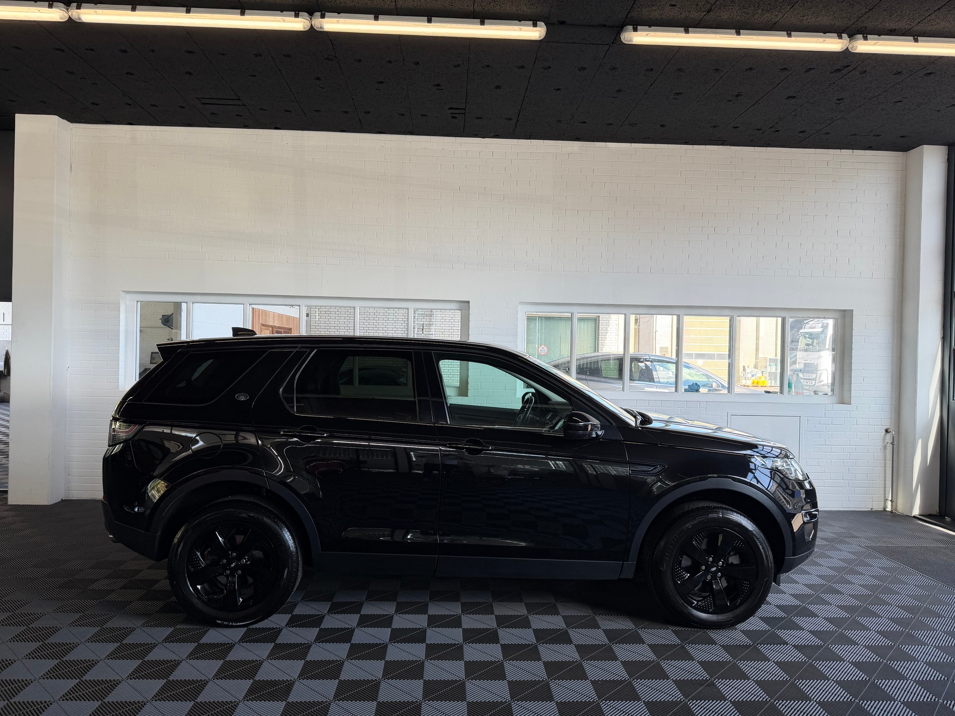LAND ROVER Discovery Sport 2.0 Si4 HSE AT9 241 PS 4X4 * 7 PLÄTZER *-image-1