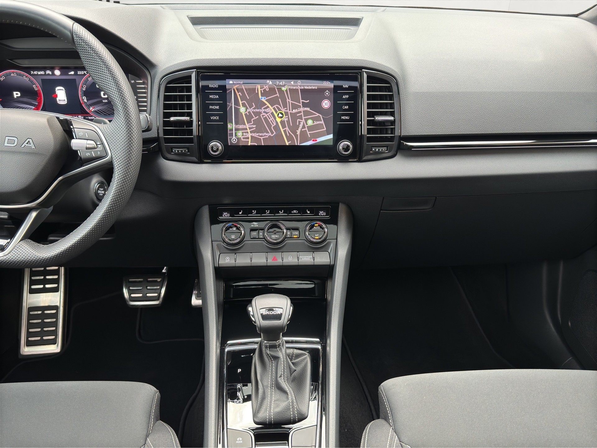 SKODA Karoq 1.5TSI Sport Line Aut. Panorama-Schiebedach-image-19