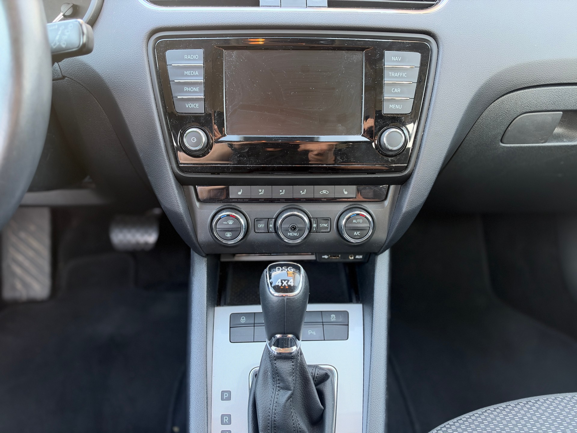 SKODA Octavia Combi 2.0 TDI Ambition 4x4 DSG-image-13