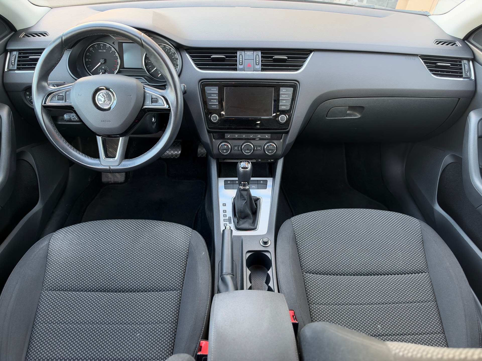 SKODA Octavia Combi 2.0 TDI Ambition 4x4 DSG-image-14