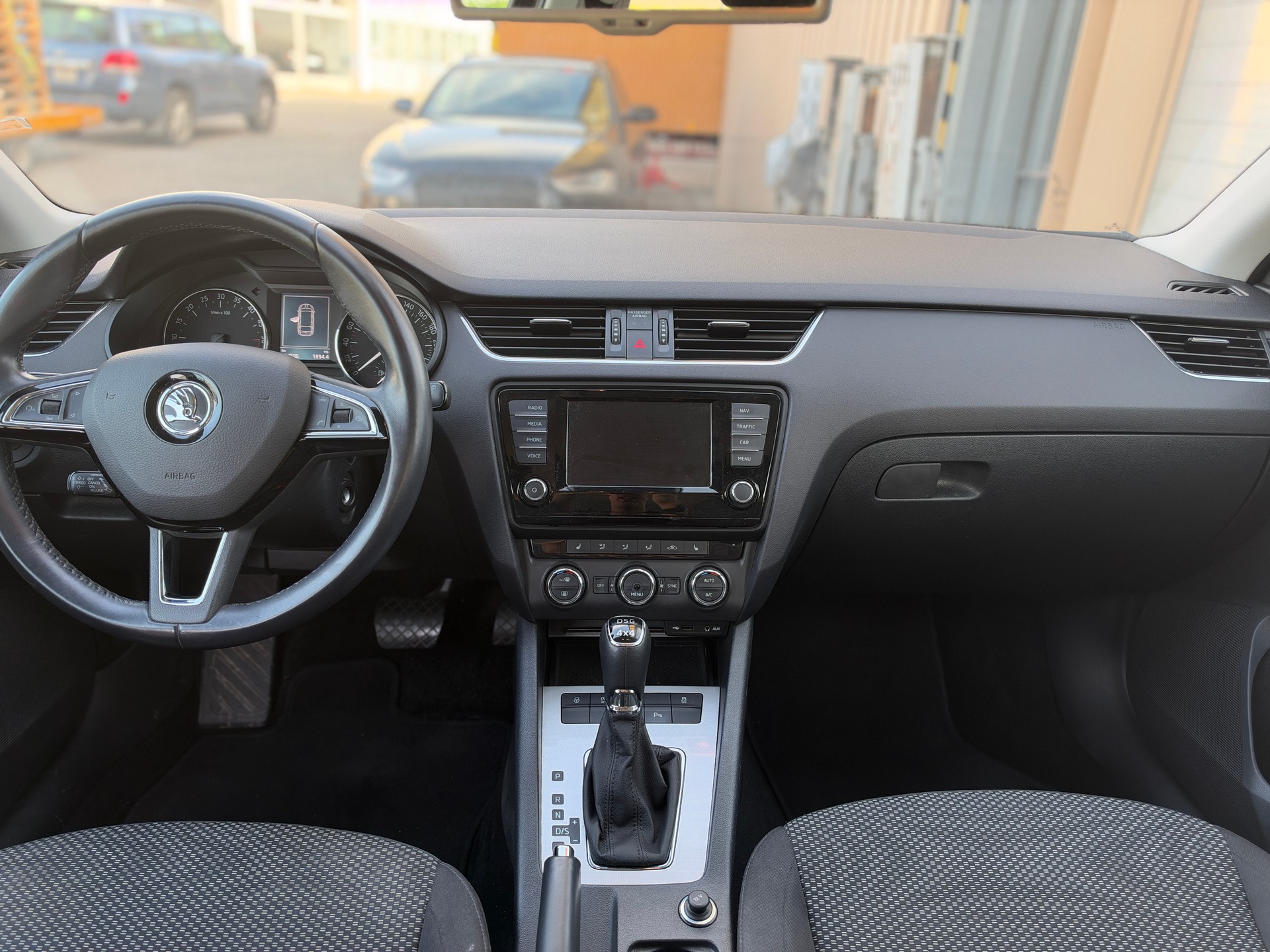 SKODA Octavia Combi 2.0 TDI Ambition 4x4 DSG-image-9