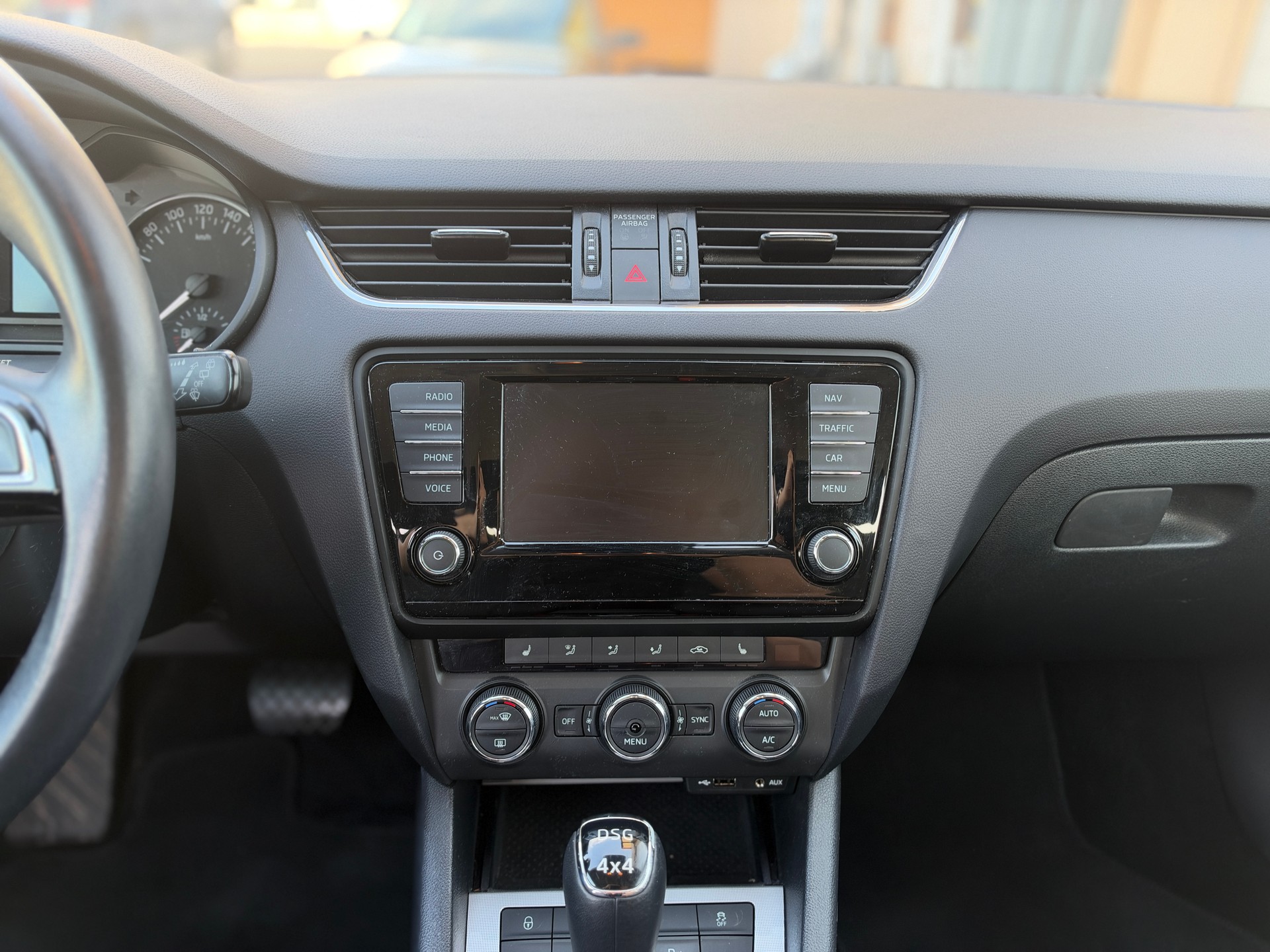 SKODA Octavia Combi 2.0 TDI Ambition 4x4 DSG-image-12