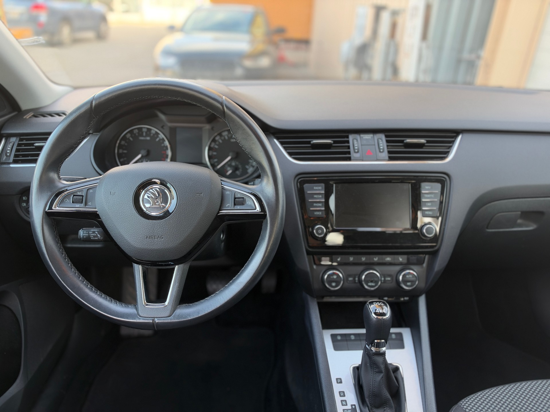 SKODA Octavia Combi 2.0 TDI Ambition 4x4 DSG-image-10
