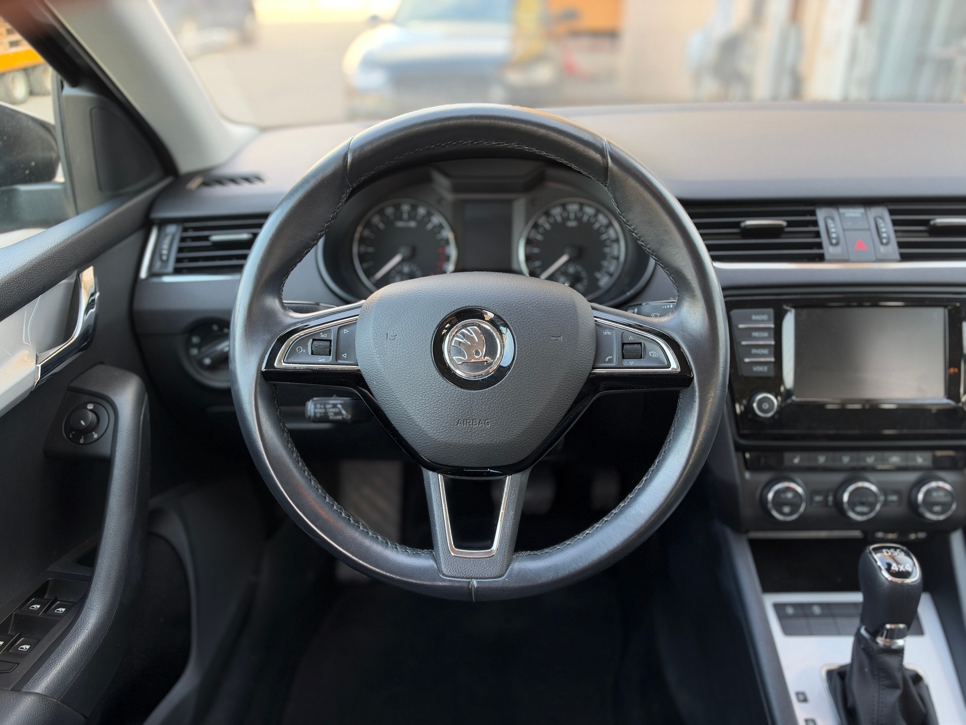 SKODA Octavia Combi 2.0 TDI Ambition 4x4 DSG-image-11