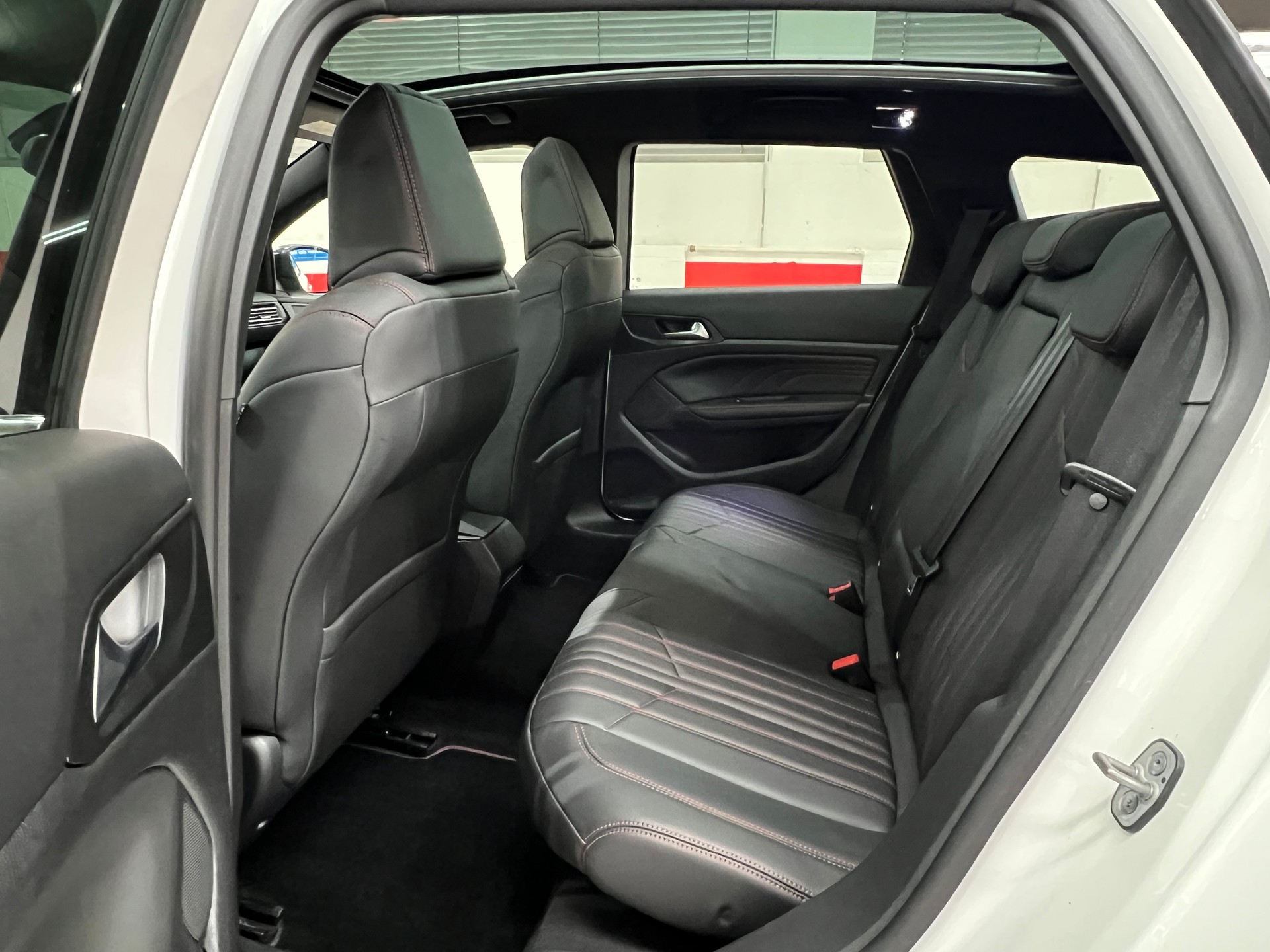 PEUGEOT 308 SW 2.0 BlueHDI GT Automatic-image-14
