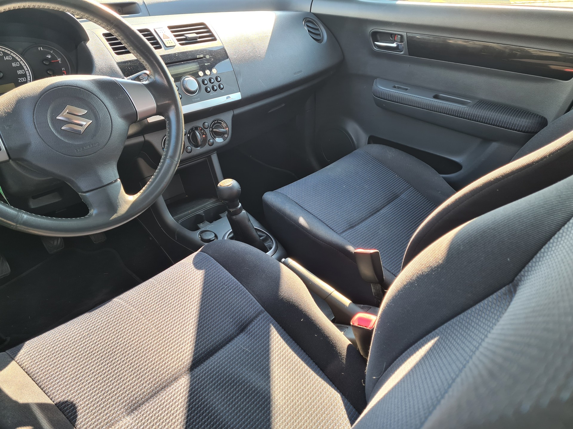 SUZUKI Swift 1.3i 16V GL Top Piz Sulai LE 4x4-image-7