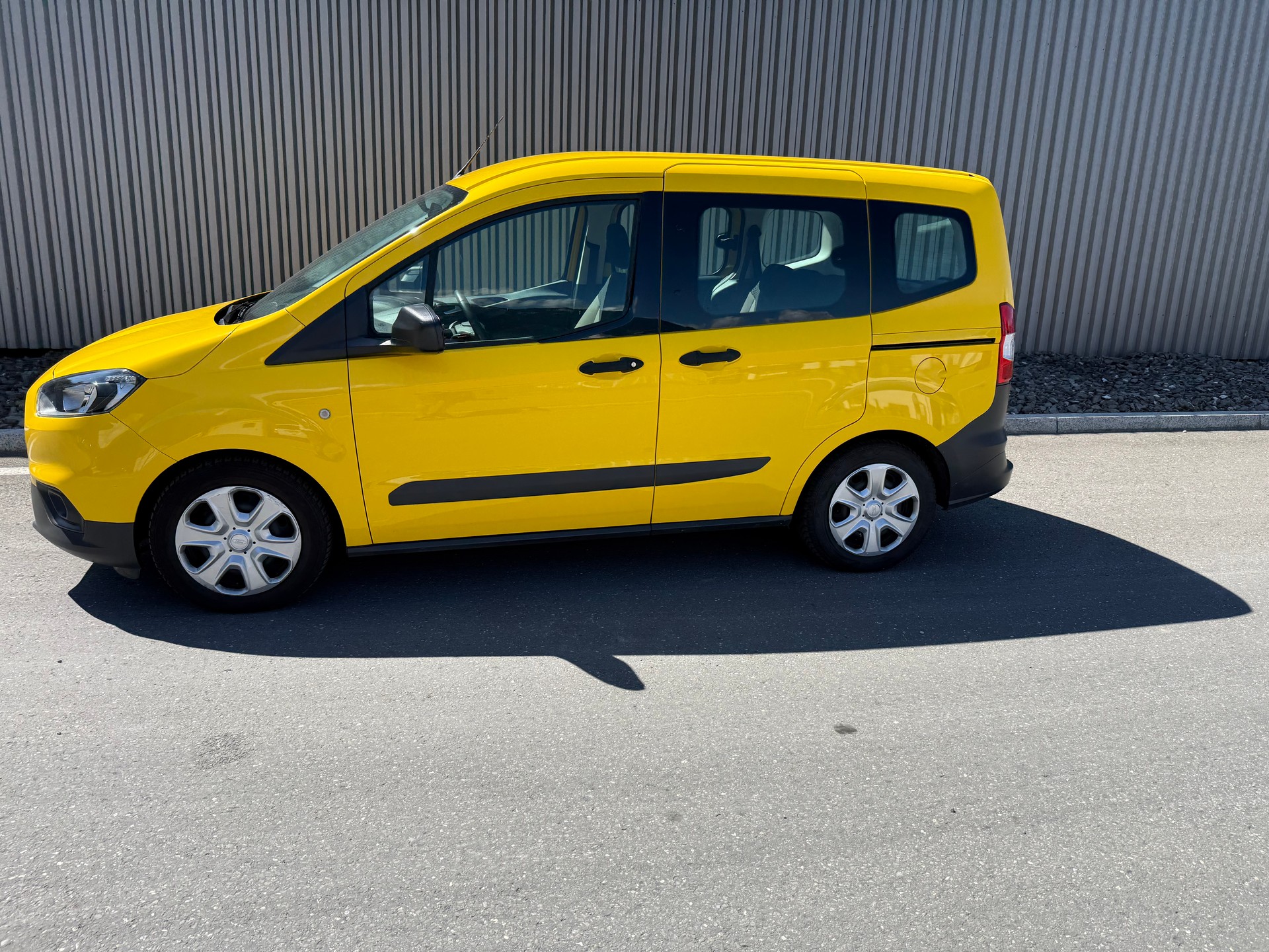 FORD Tourneo Courier 1.0 SCTi Trend +++ TACHYMATRE-image-2