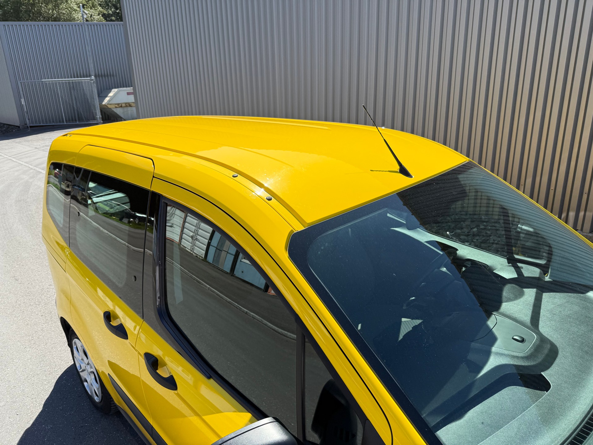FORD Tourneo Courier 1.0 SCTi Trend +++ TACHYMATRE-image-9