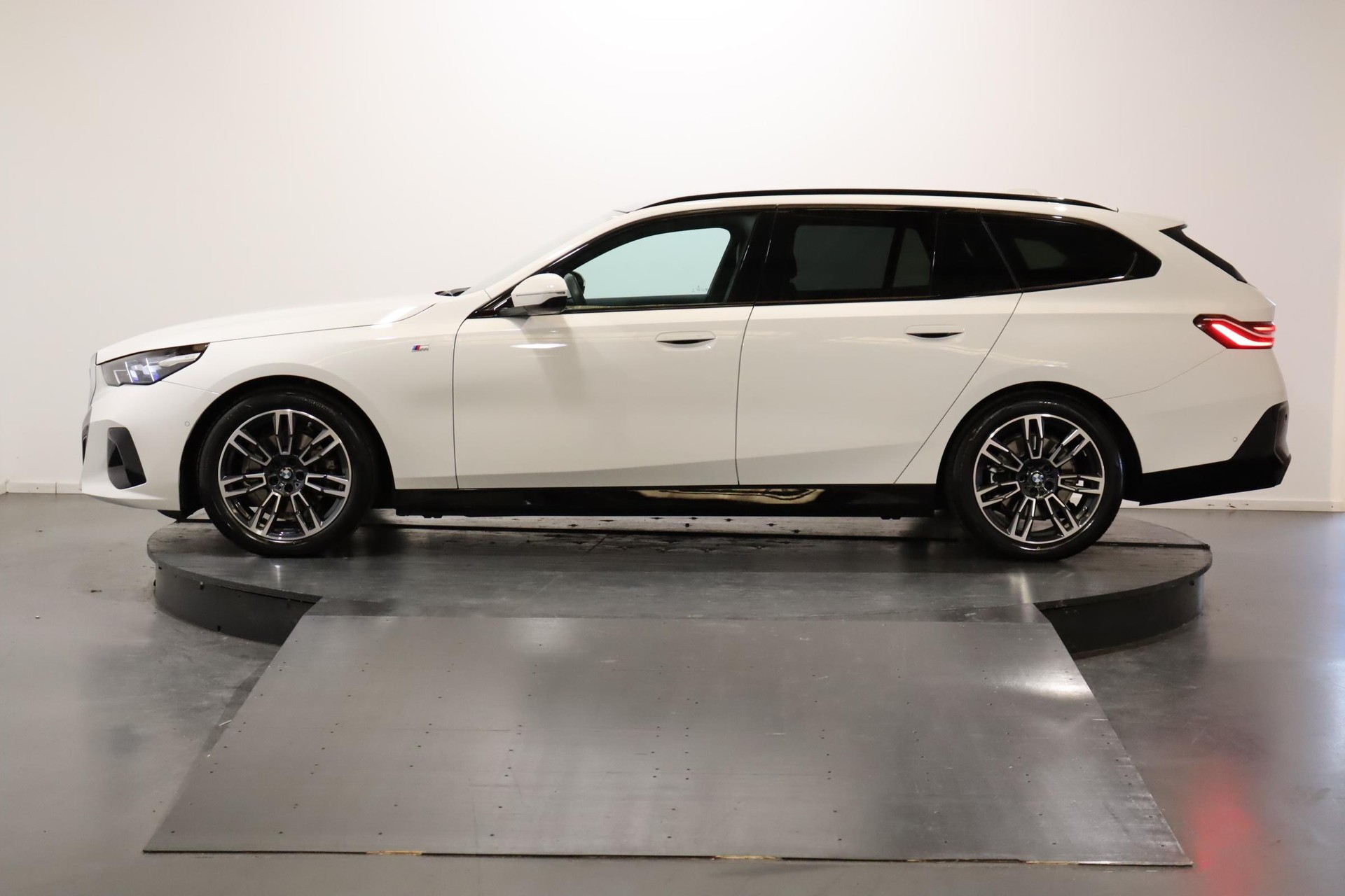 BMW 520d xDrive Touring-image-1