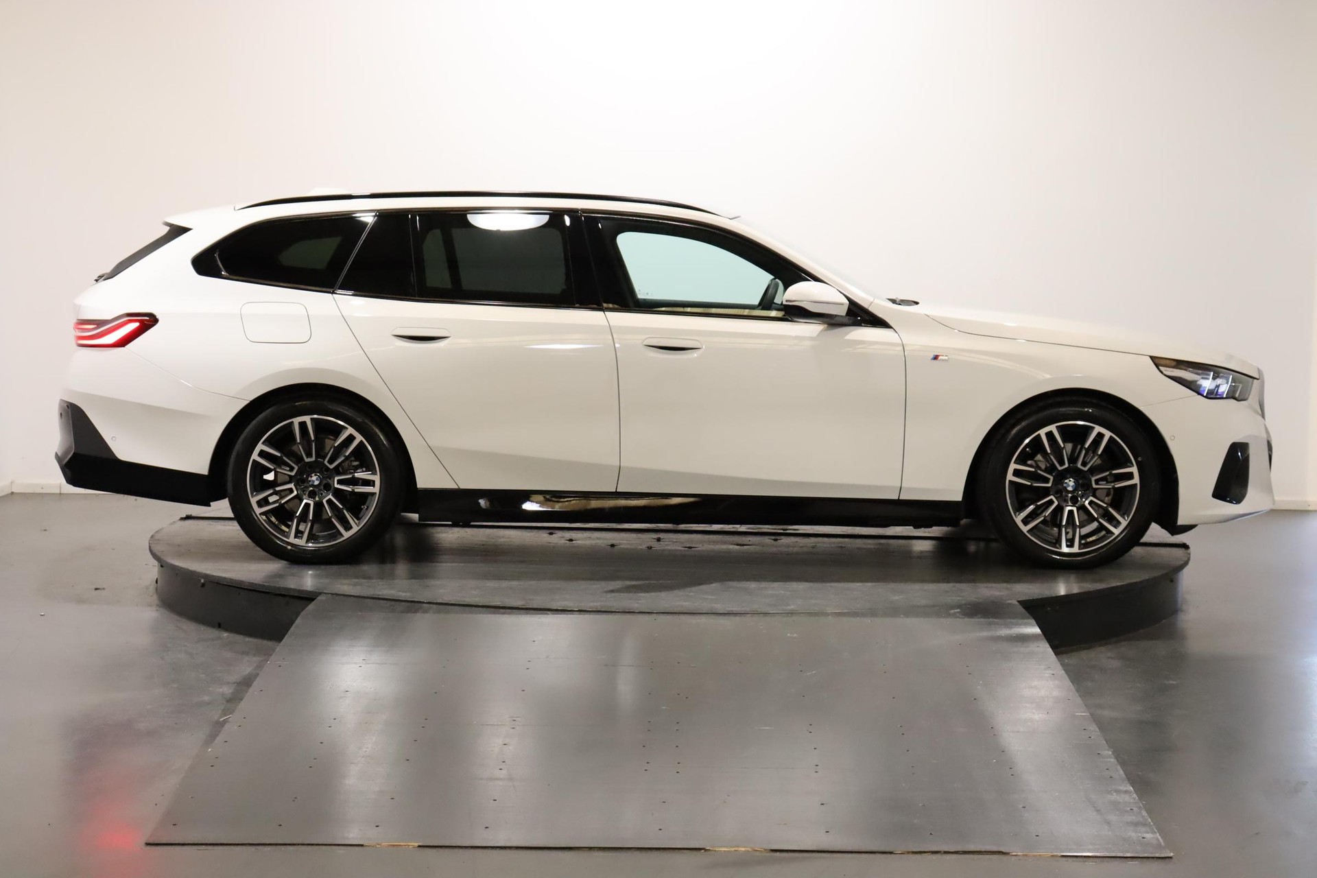 BMW 520d xDrive Touring-image-2
