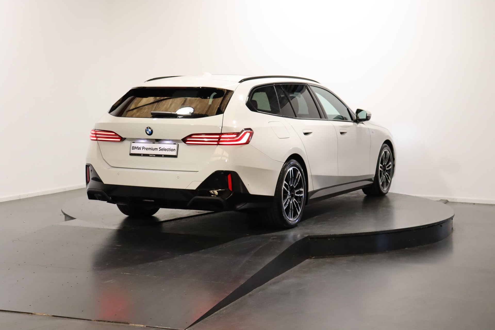BMW 520d xDrive Touring-image-3