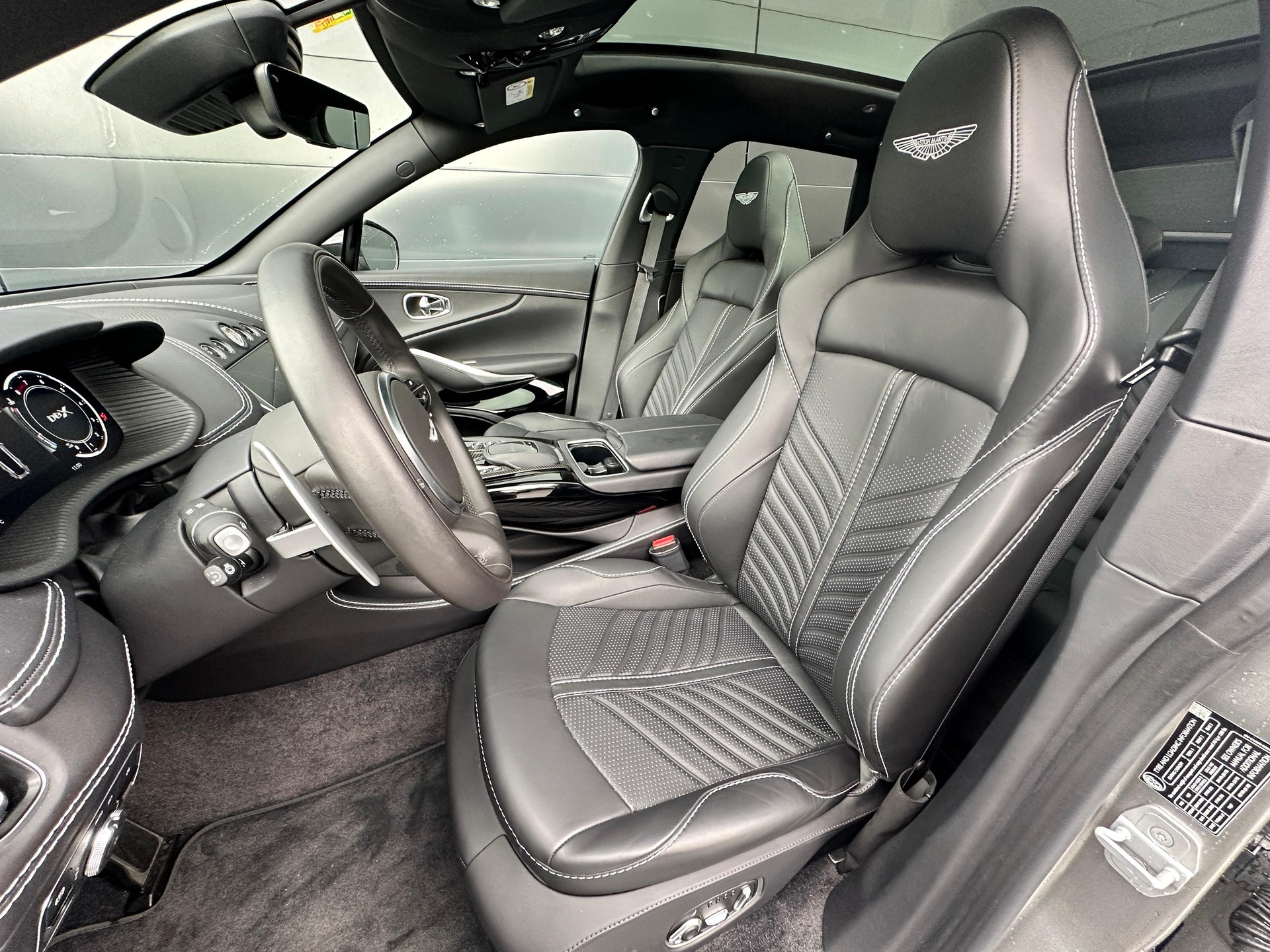 ASTON MARTIN DBX 707 4.0 V8 Bi-Turbo-showroom-element-3