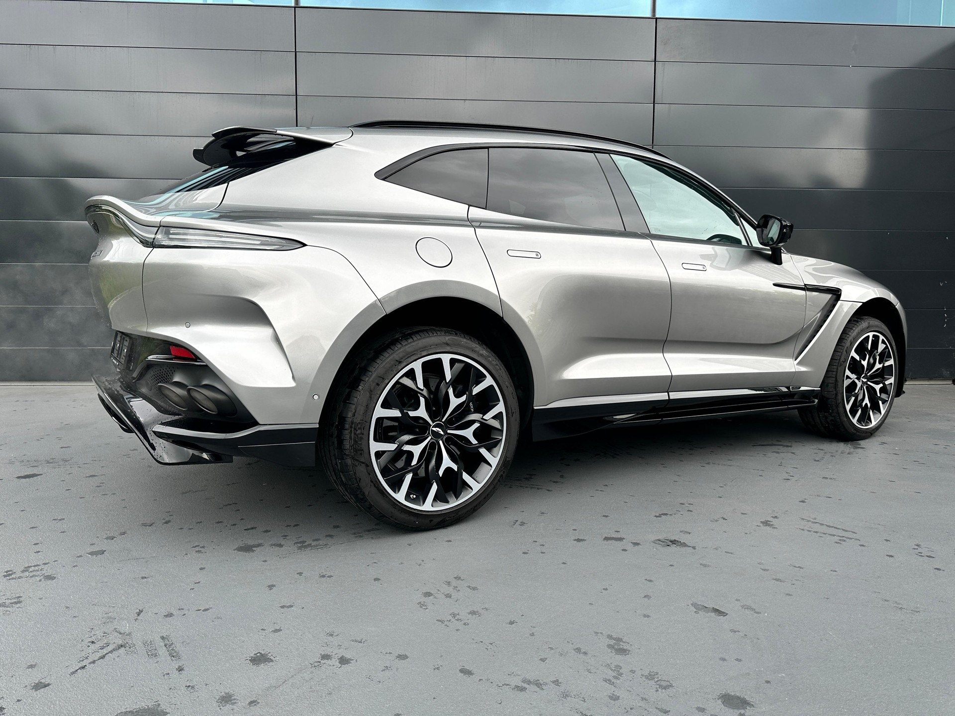 ASTON MARTIN DBX 707 4.0 V8 Bi-Turbo-showroom-element-2