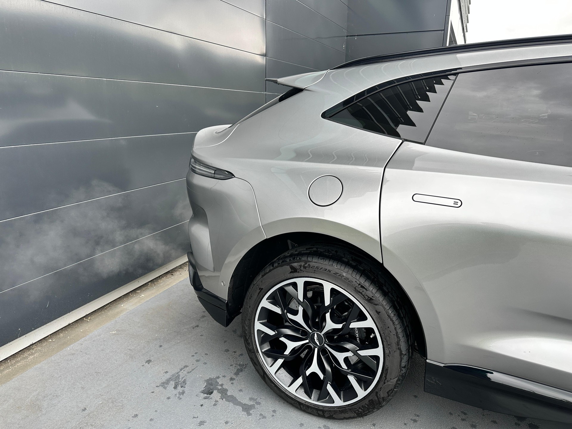 ASTON MARTIN DBX 707 4.0 V8 Bi-Turbo-image-14