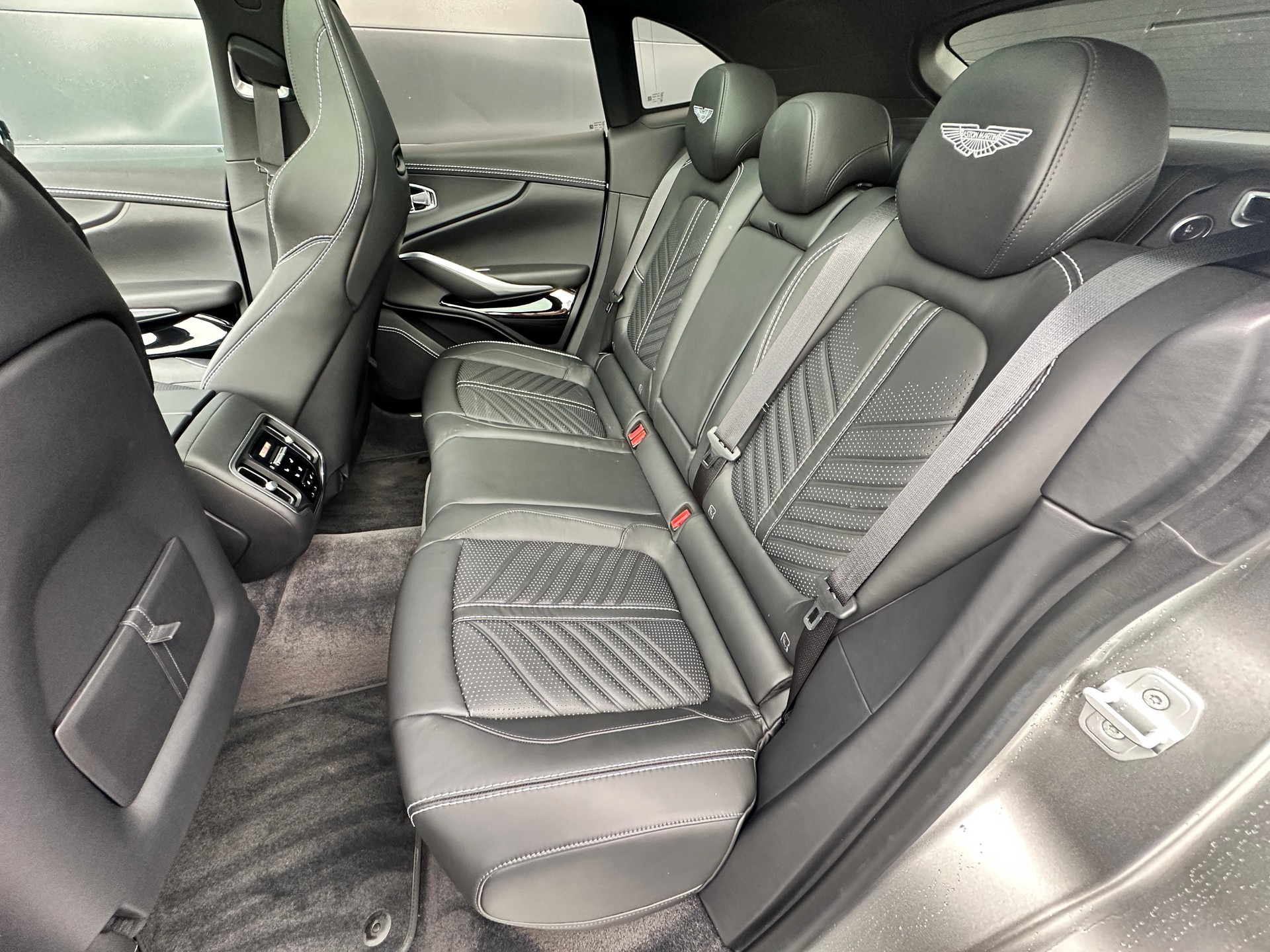 ASTON MARTIN DBX 707 4.0 V8 Bi-Turbo-image-4