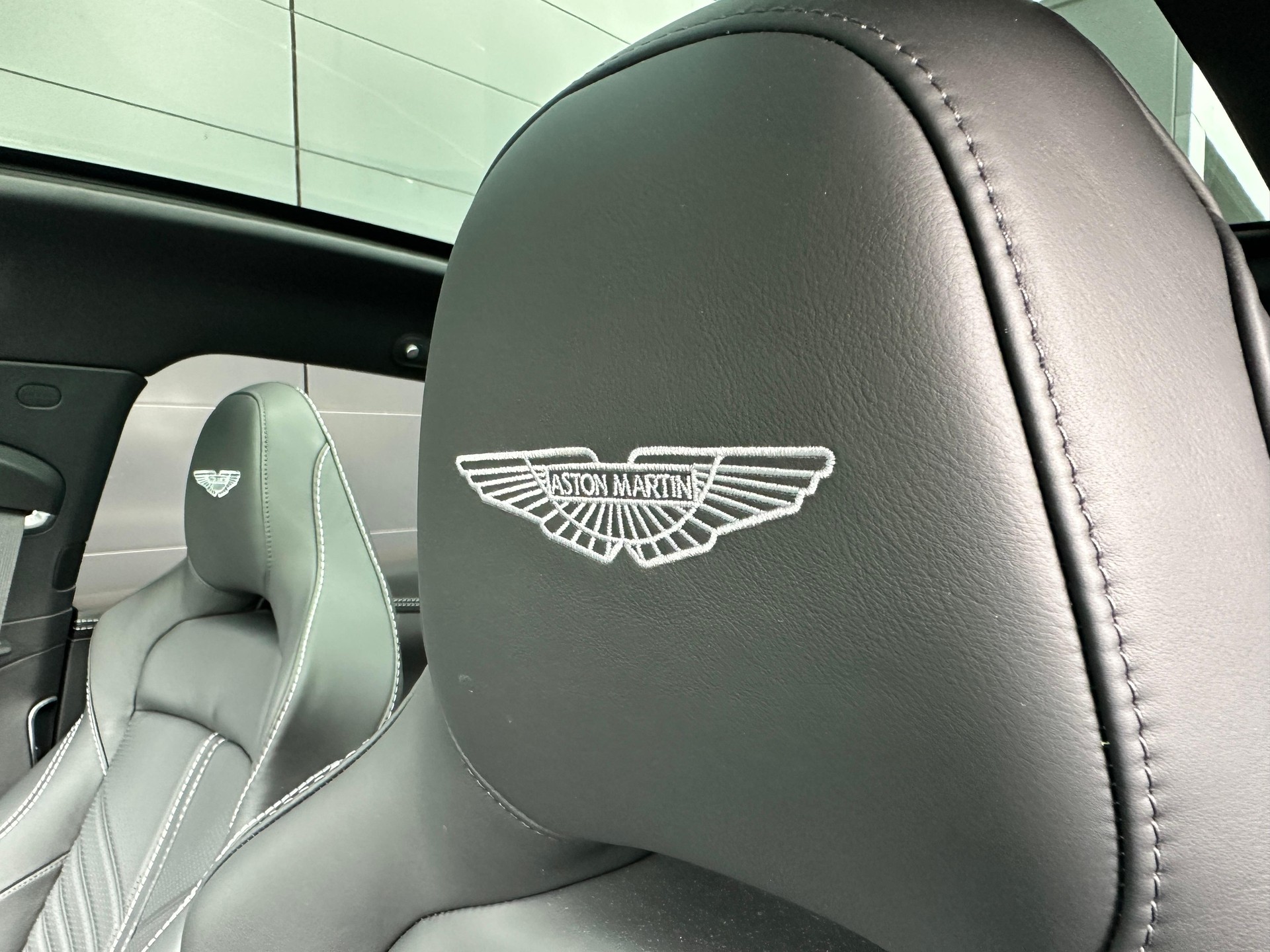ASTON MARTIN DBX 707 4.0 V8 Bi-Turbo-image-6