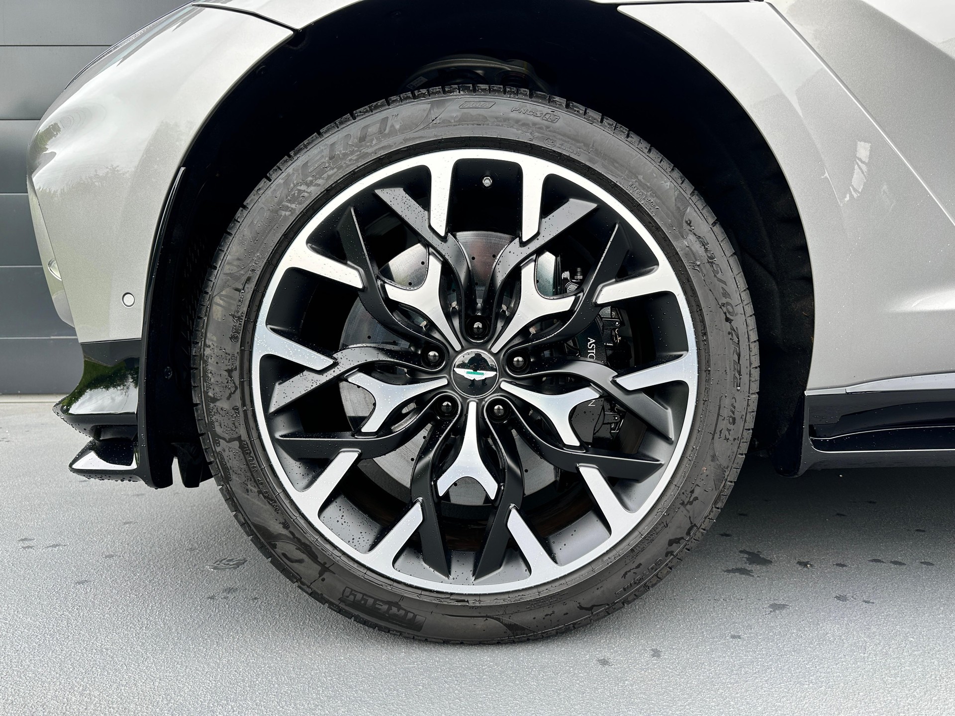 ASTON MARTIN DBX 707 4.0 V8 Bi-Turbo-image-15