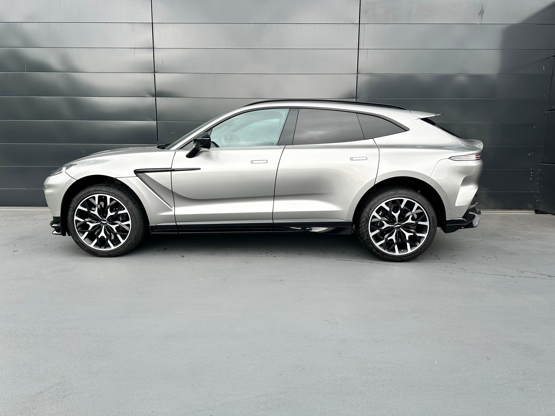 ASTON MARTIN DBX 707 4.0 V8 Bi-Turbo-showroom-element-1