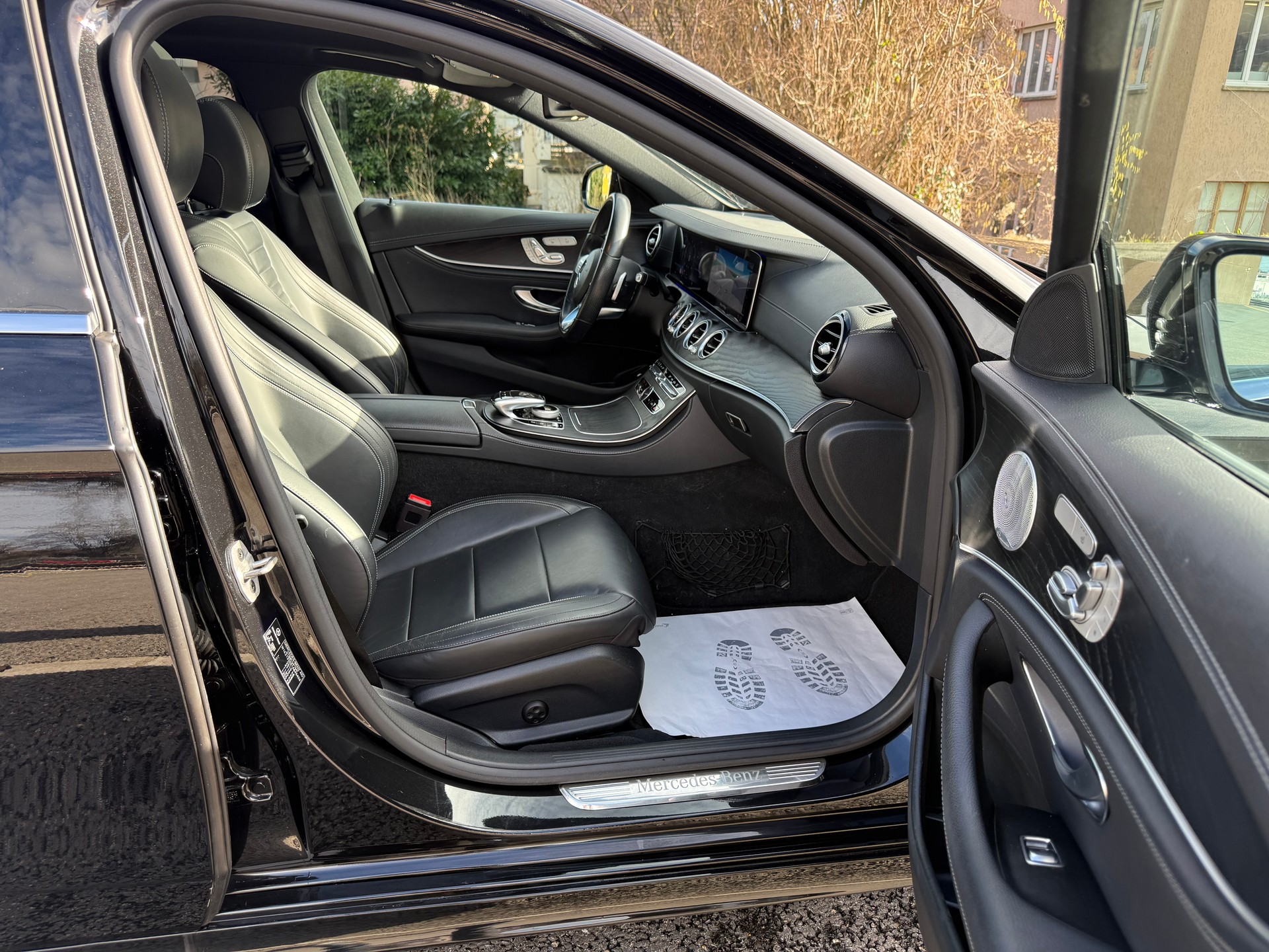 MERCEDES-BENZ E 220 d AMG Line 4Matic 9G-Tronic-image-14