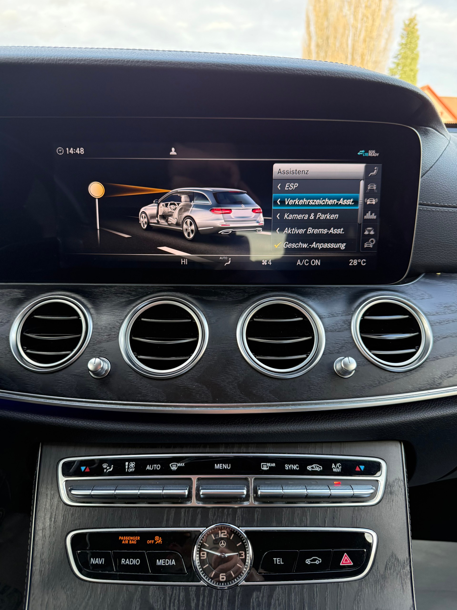 MERCEDES-BENZ E 220 d AMG Line 4Matic 9G-Tronic-image-8