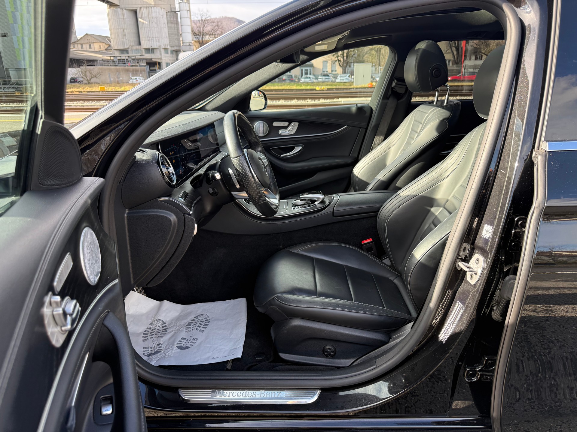 MERCEDES-BENZ E 220 d AMG Line 4Matic 9G-Tronic-image-13