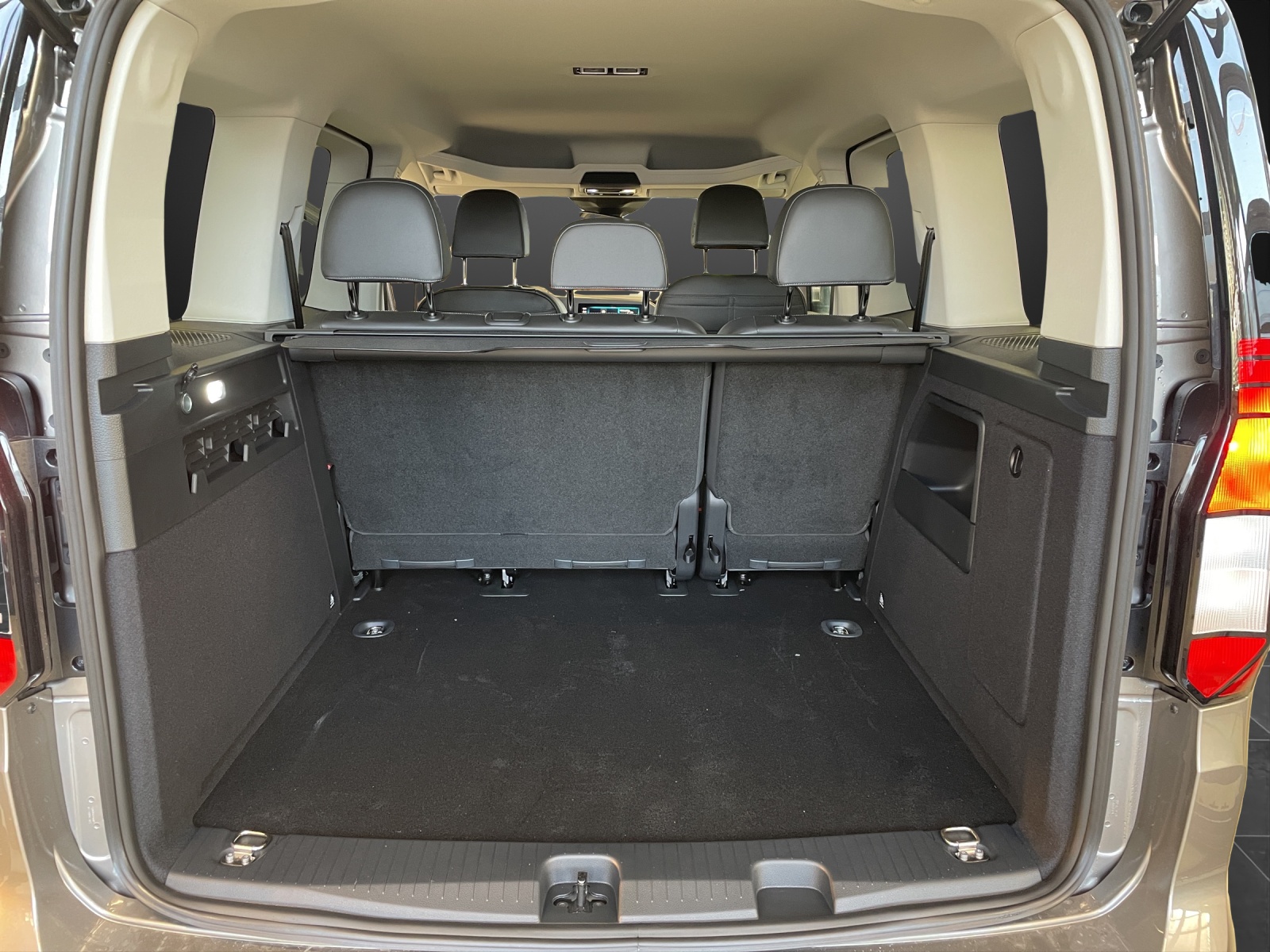 VW Caddy 2.0 TDI 4Motion Life-image-12