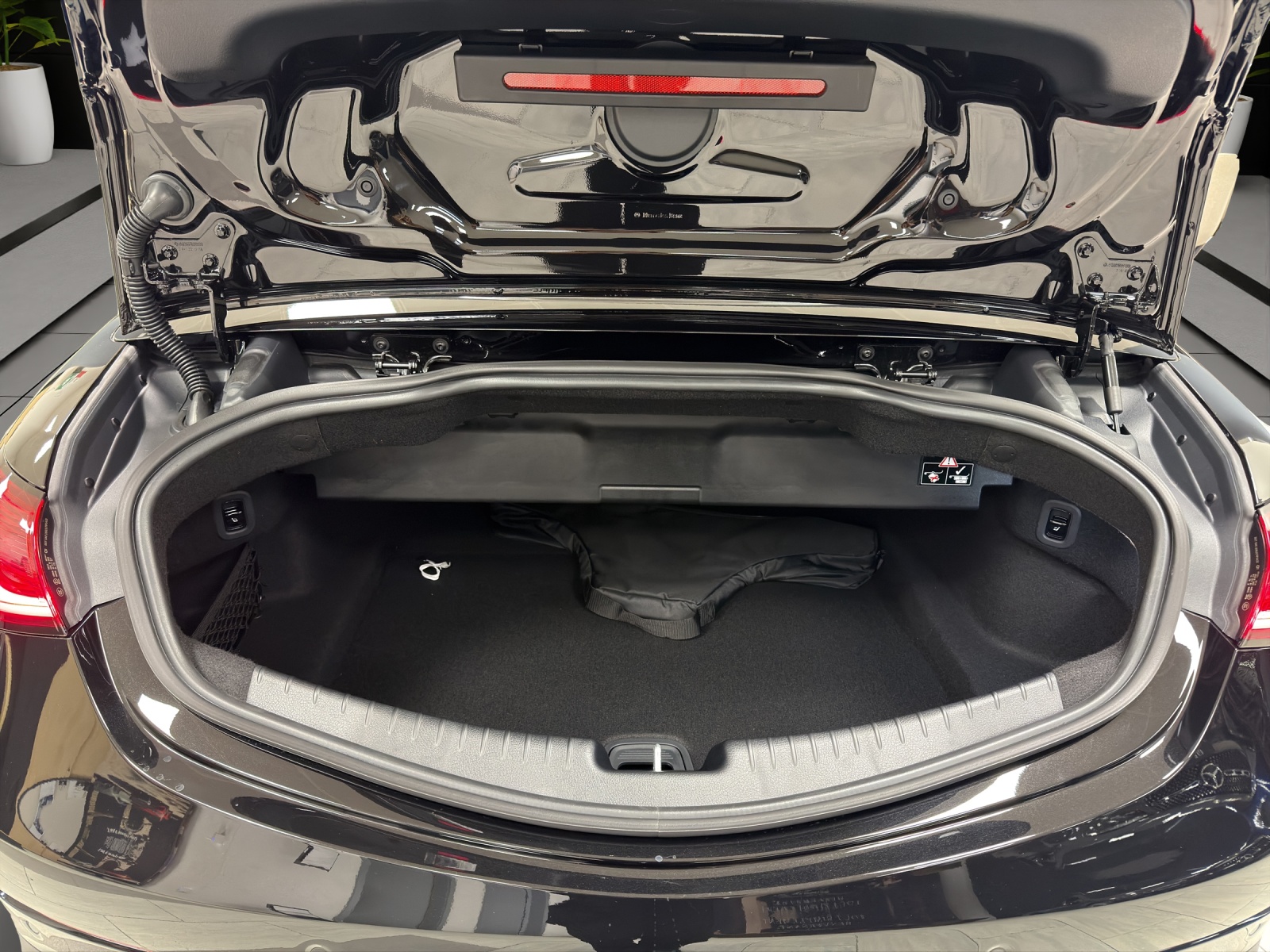 MERCEDES-BENZ CLE 300 Cabrio 4Matic 9G-Tronic-image-11