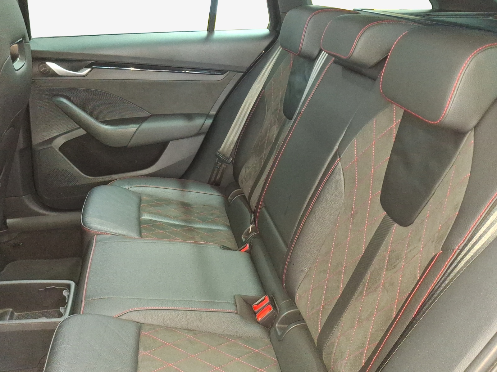 SKODA Octavia Combi 2.0 TSI DSG RS-image-11