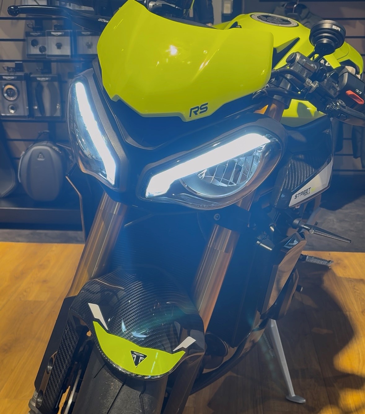 TRIUMPH Street Triple Moto2 765-showroom-element-2