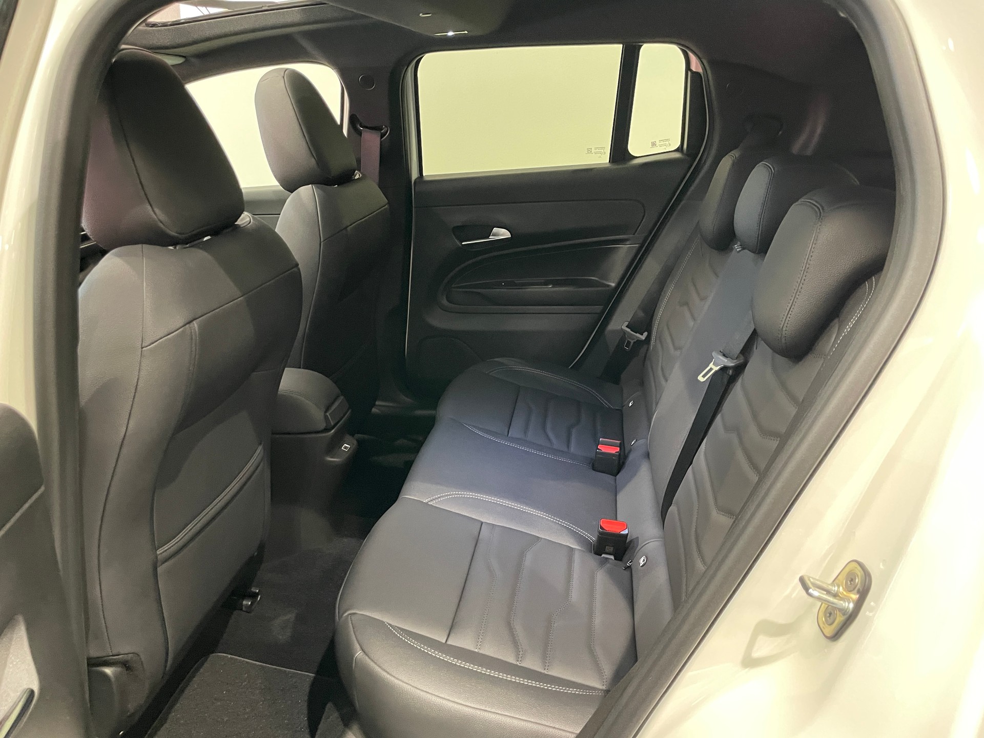 JEEP Avenger 1.2 Turbo MHEV Overland Leather Sky 4xe-image-13