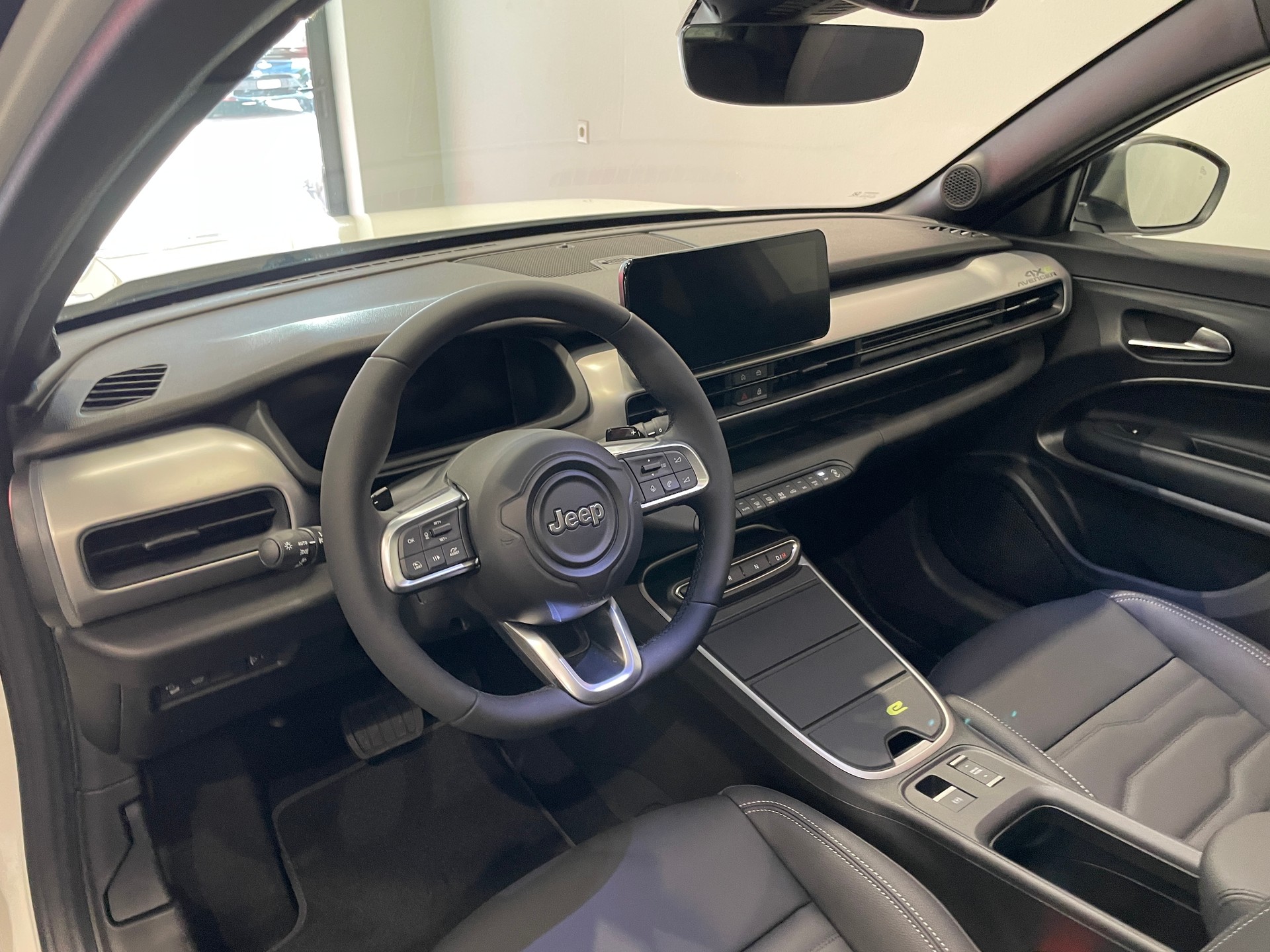 JEEP Avenger 1.2 Turbo MHEV Overland Leather Sky 4xe-image-10